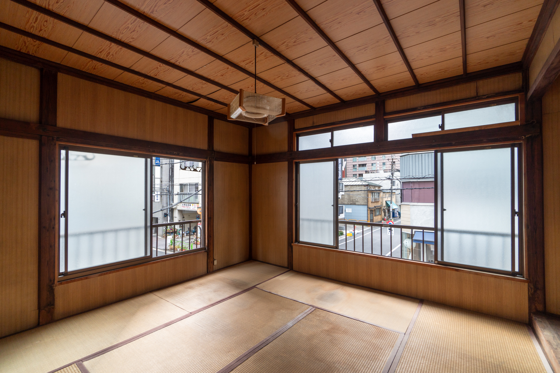 2階は窓に囲まれた和室