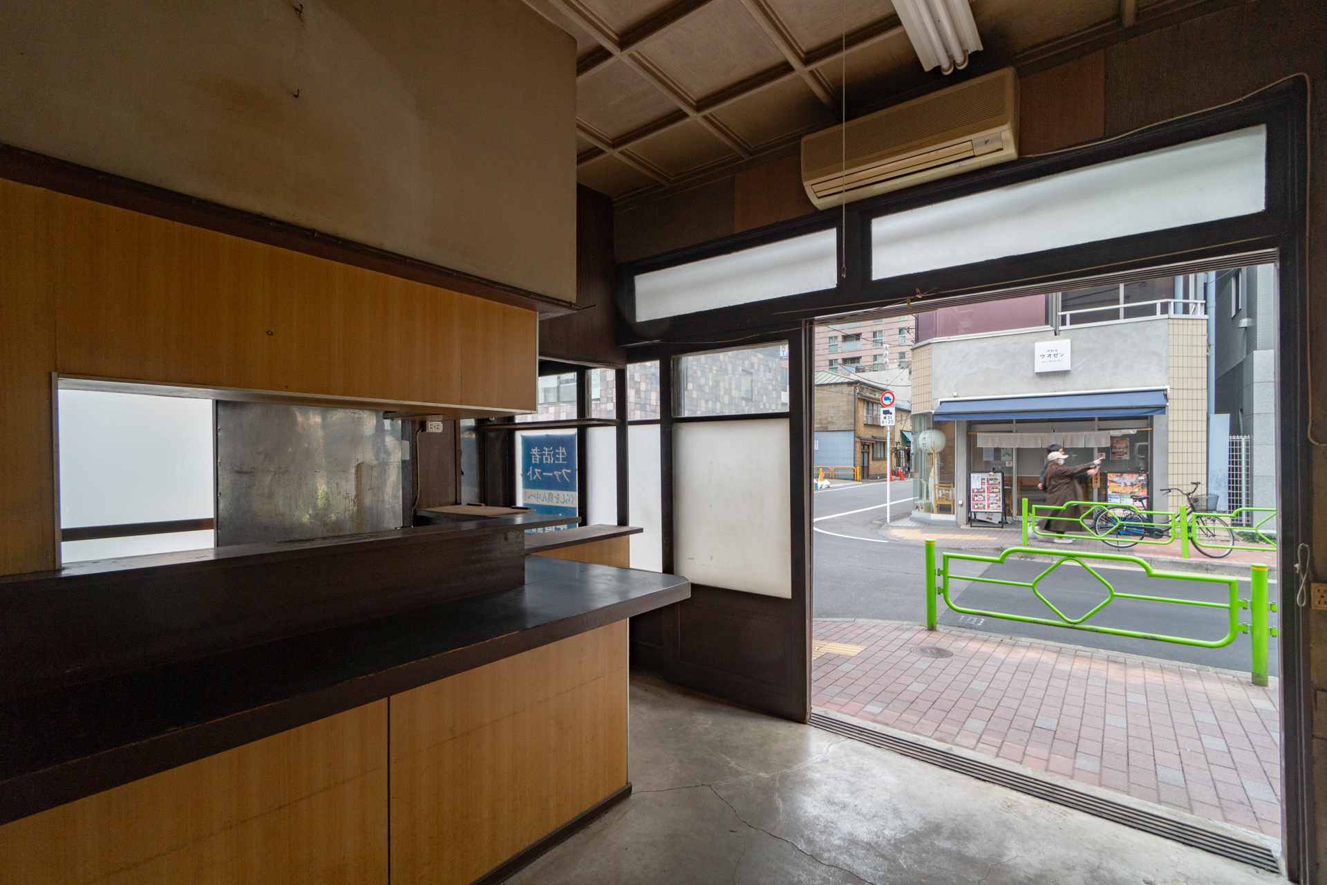 カウンターと客席スペースと、の1階