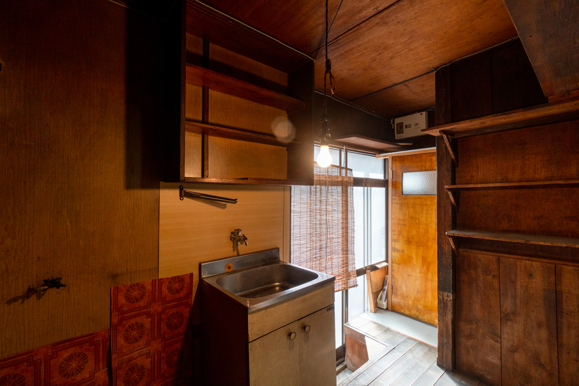 手洗いと奥にトイレ