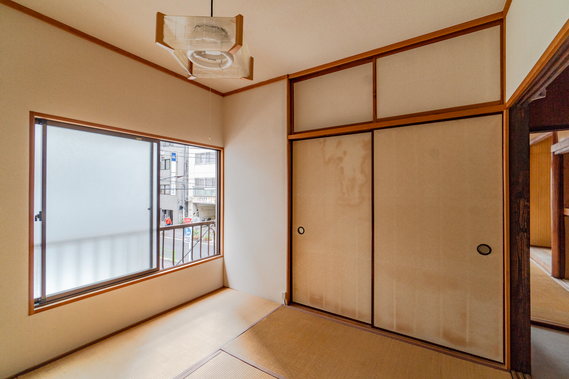 窓が大きく明るい