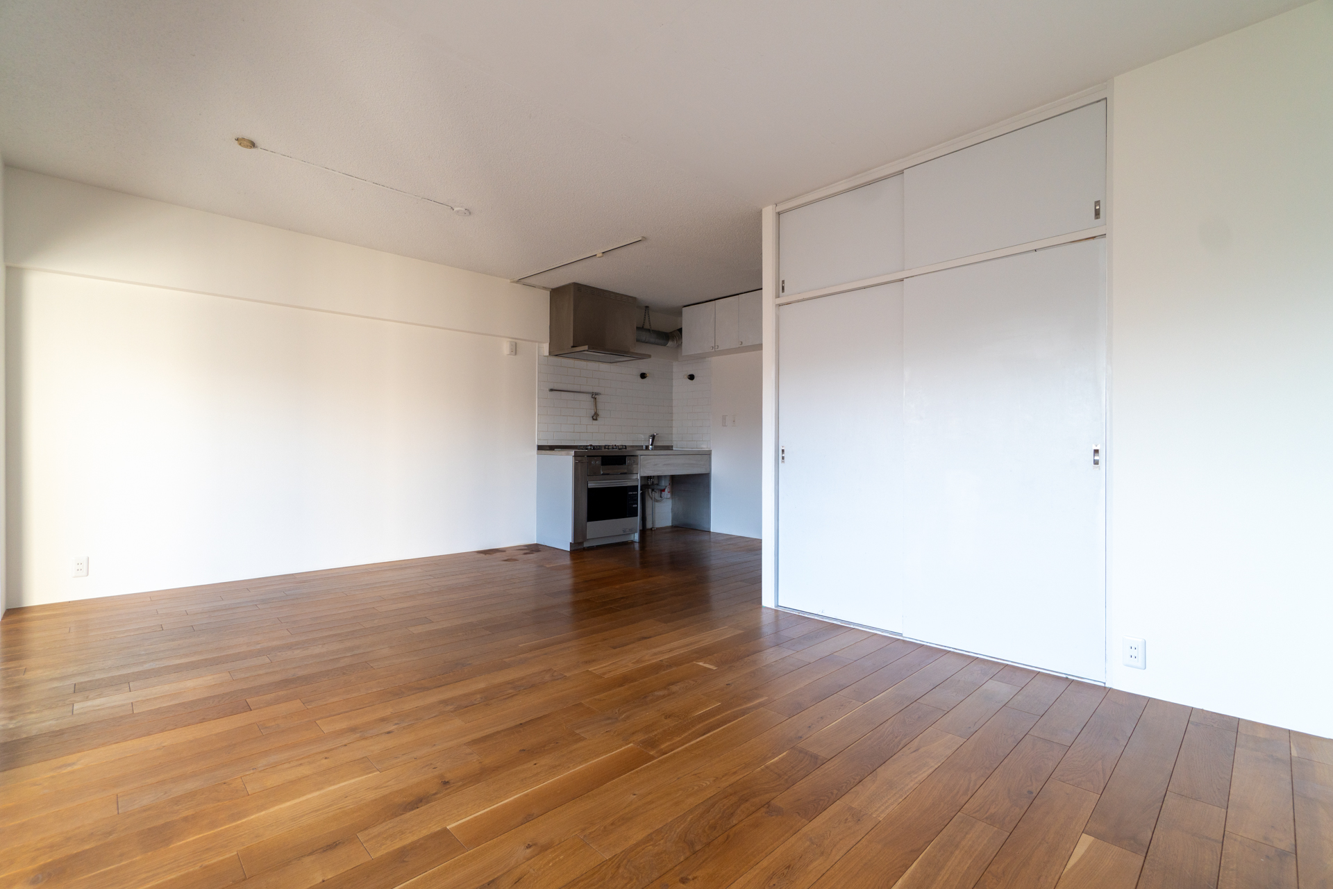 キッチン横にダイニングテーブルかカウンターを置くのが良さそう