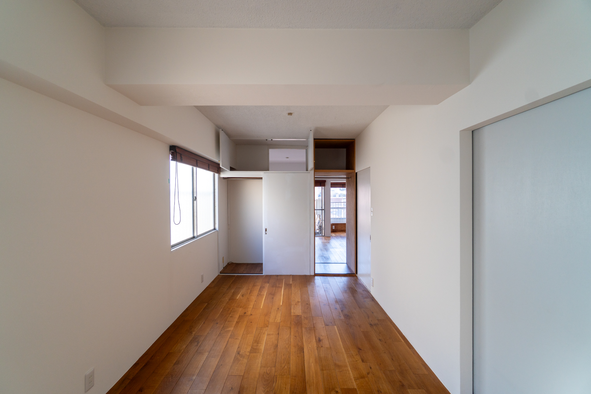 収納扉を開けると行き来も可能な大開口