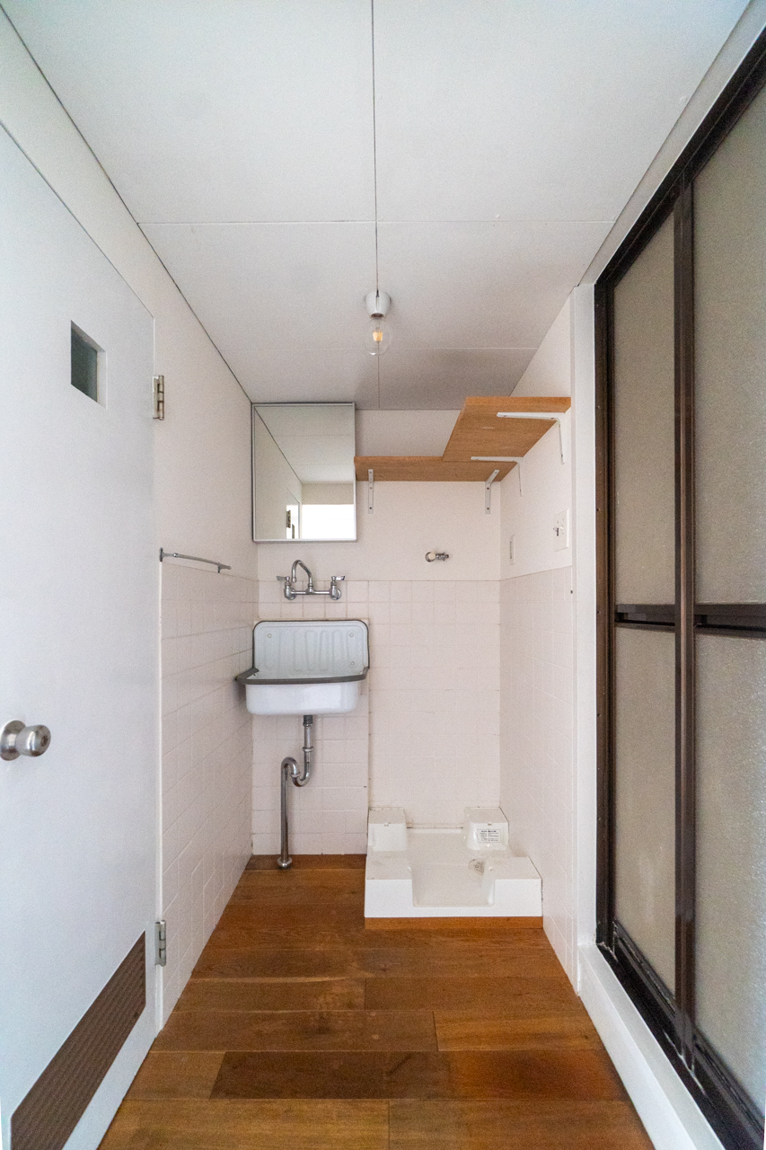 洗面脱衣所もクラフト感あって良い