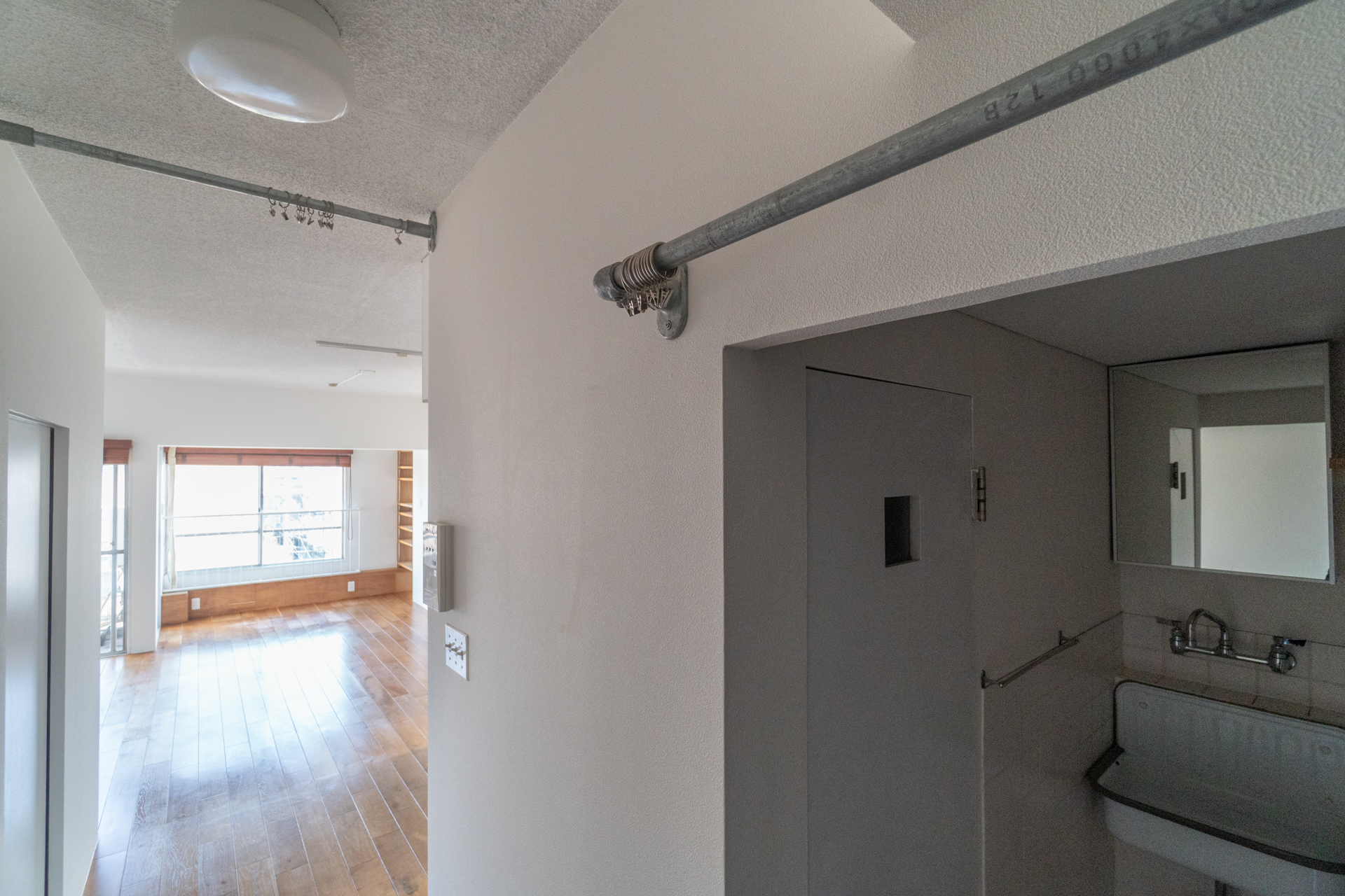 廊下から、洗面脱衣所やLDKとの仕切り用カーテンレールがスチール