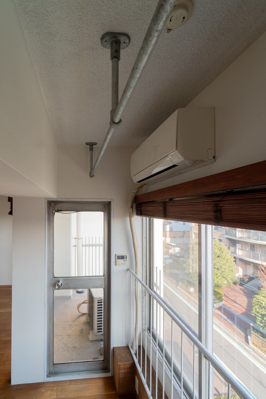 レールは窓側にも