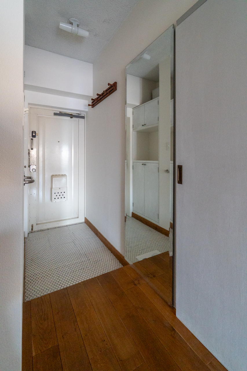 玄関横の大きな鏡が嬉しい