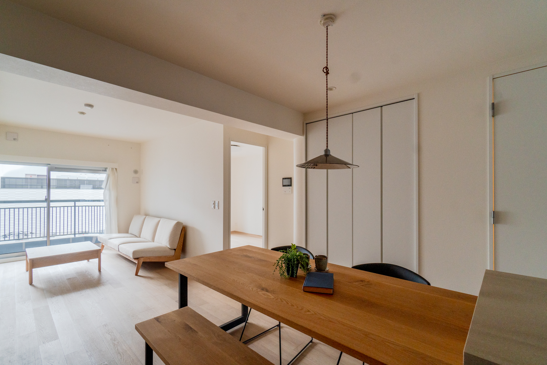 キッチンからリビングともう1部屋へ