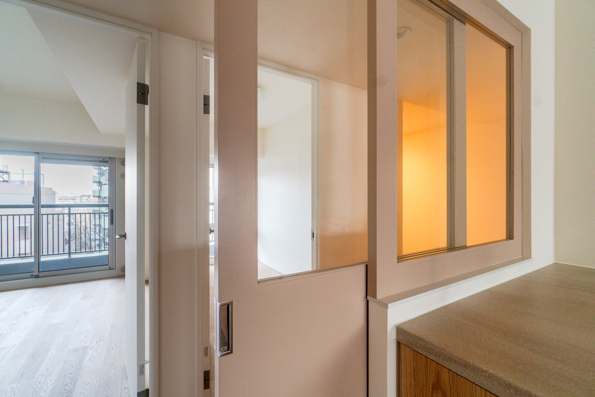 廊下とリビングはガラス扉で光を通す