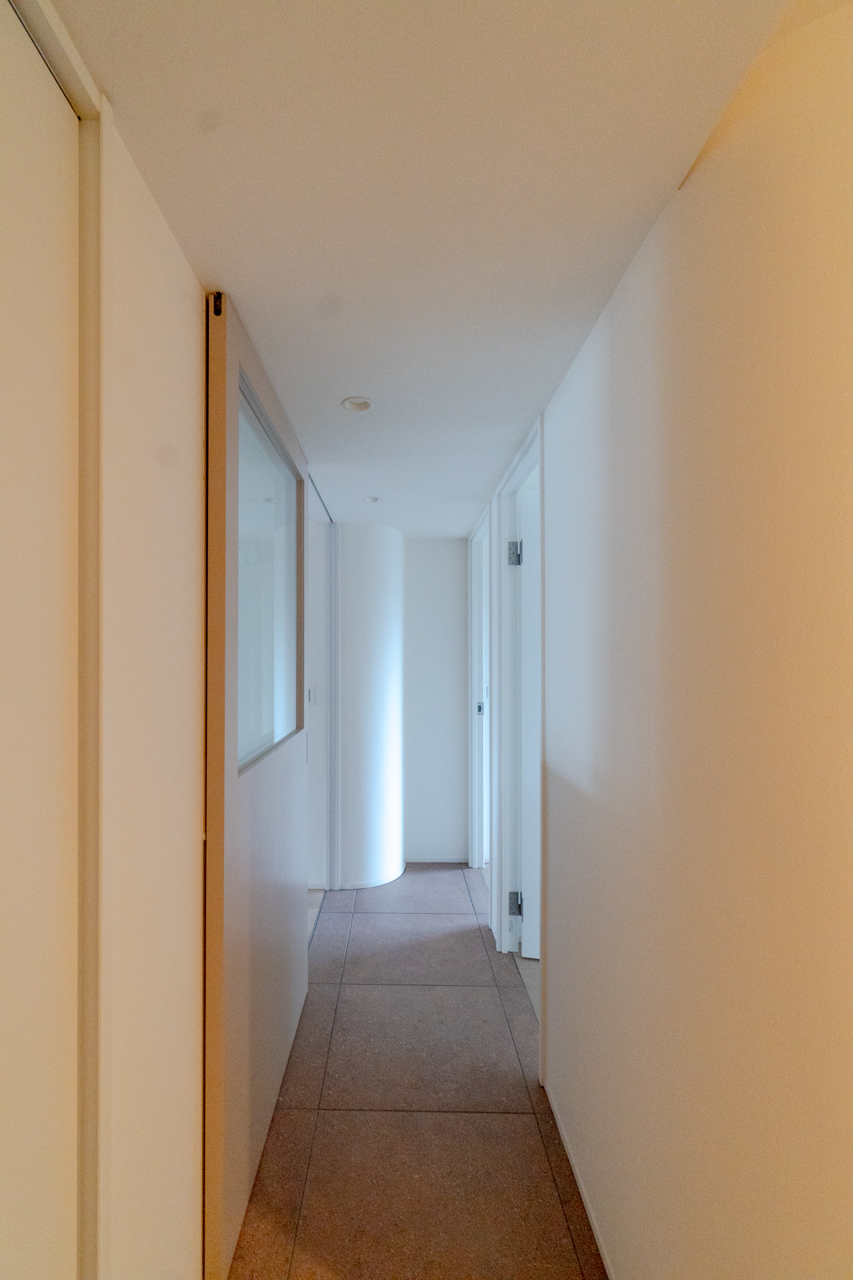 リビングから柔らかく光を落とす廊下