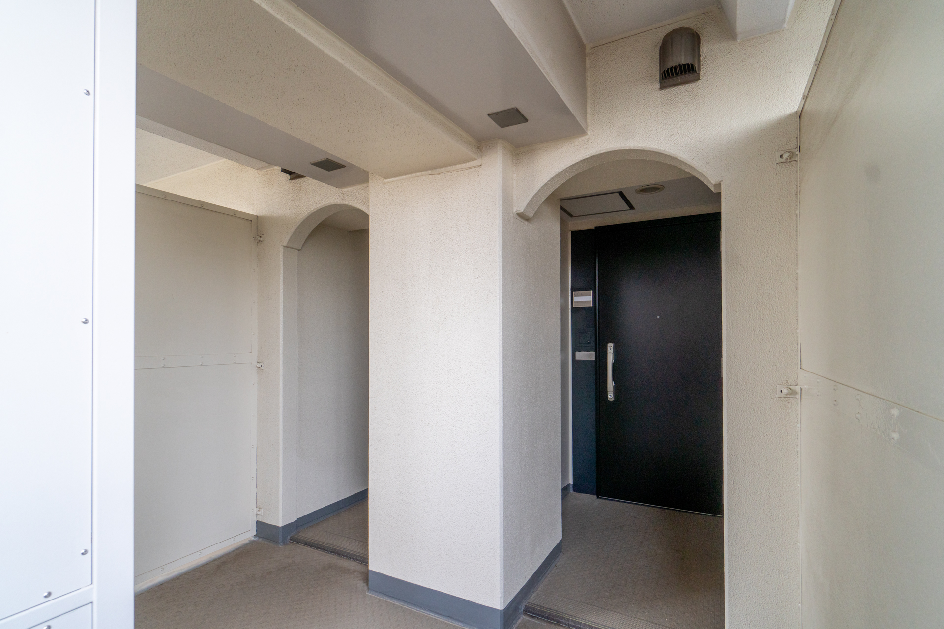 2住戸のための階段があります