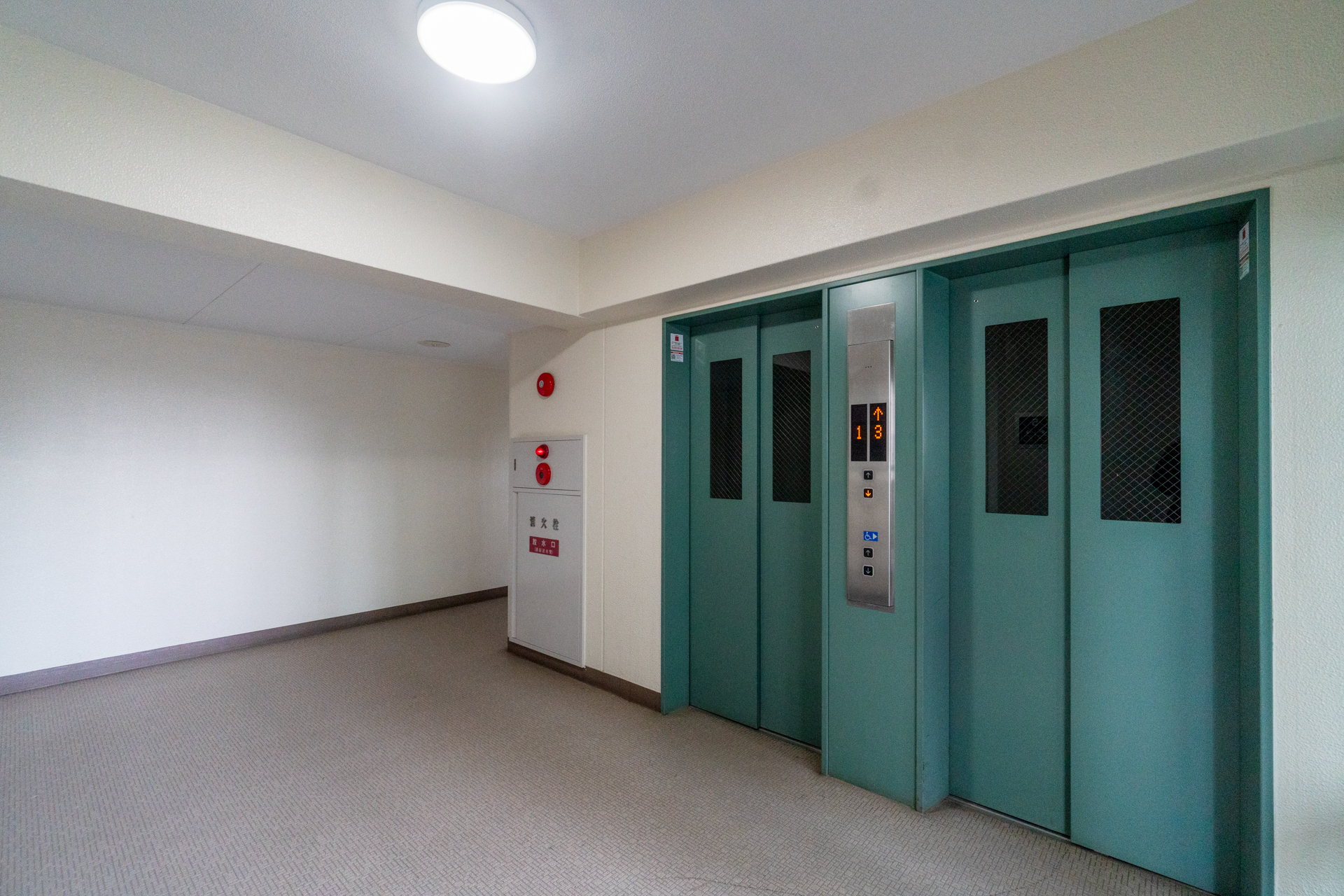 エレベーターホールへ