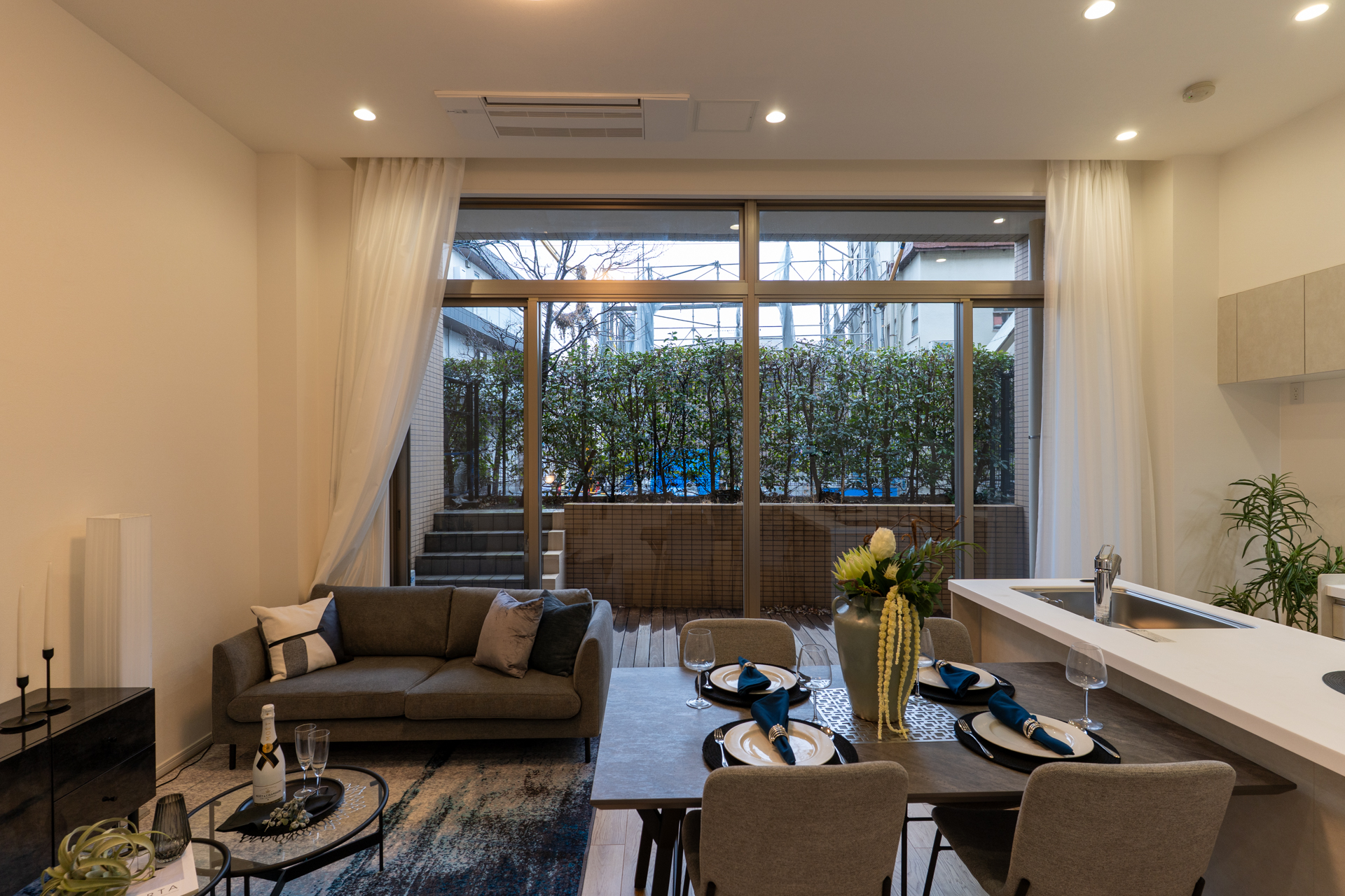 スキップフロアを活かした天高ある空間