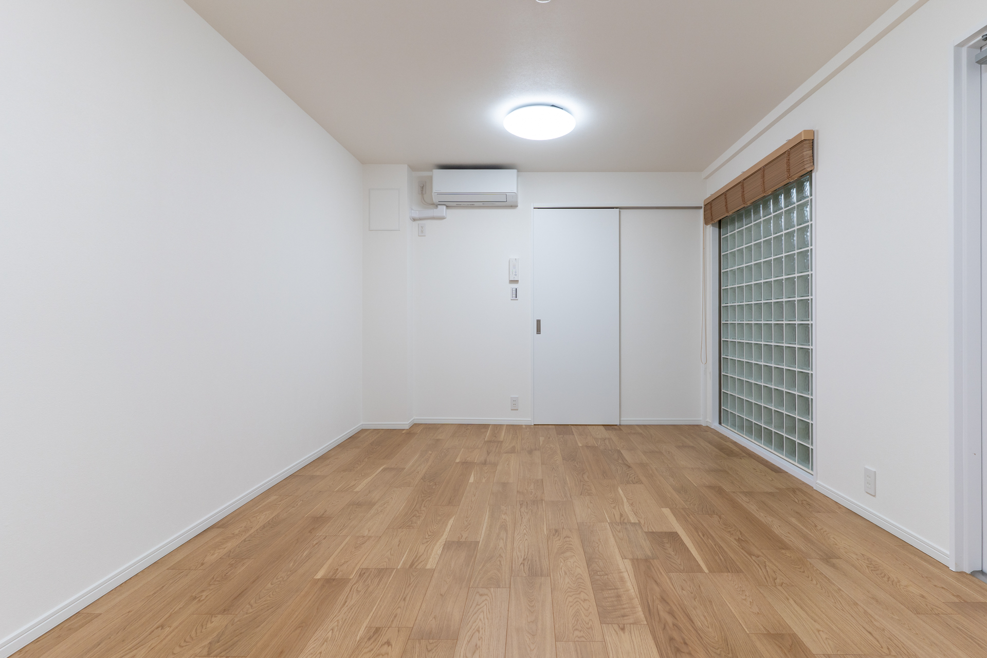 地下室はガラスブロックで採光可能