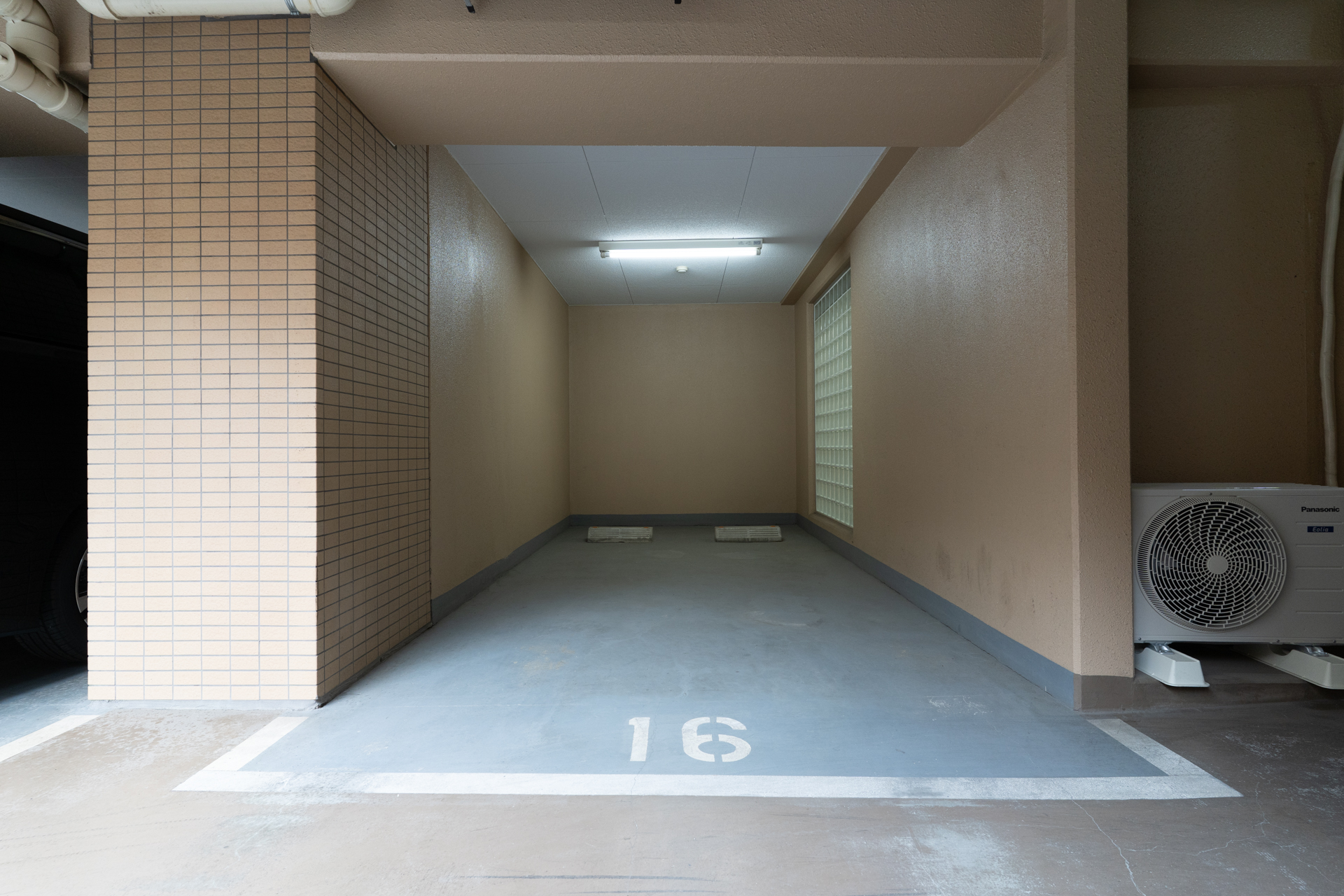 専有駐車場は地下室側玄関のすぐ横