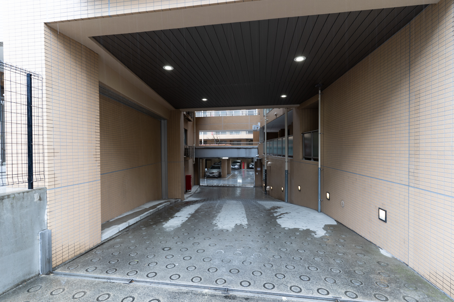 駐車場スペースへのスロープにはゲート有り