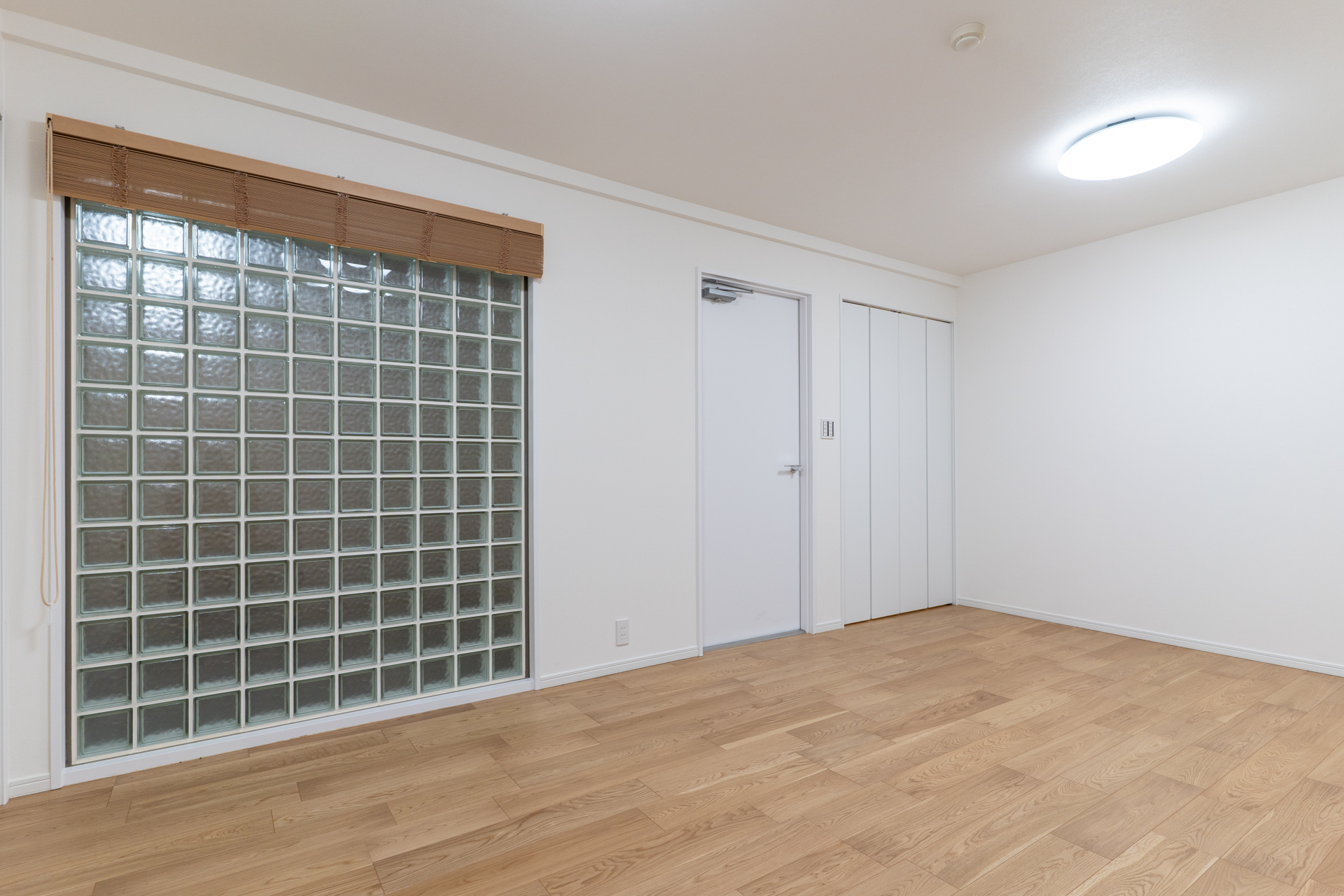 地下室とLDKを繋ぐ階段への扉は鉄製の重厚なもの