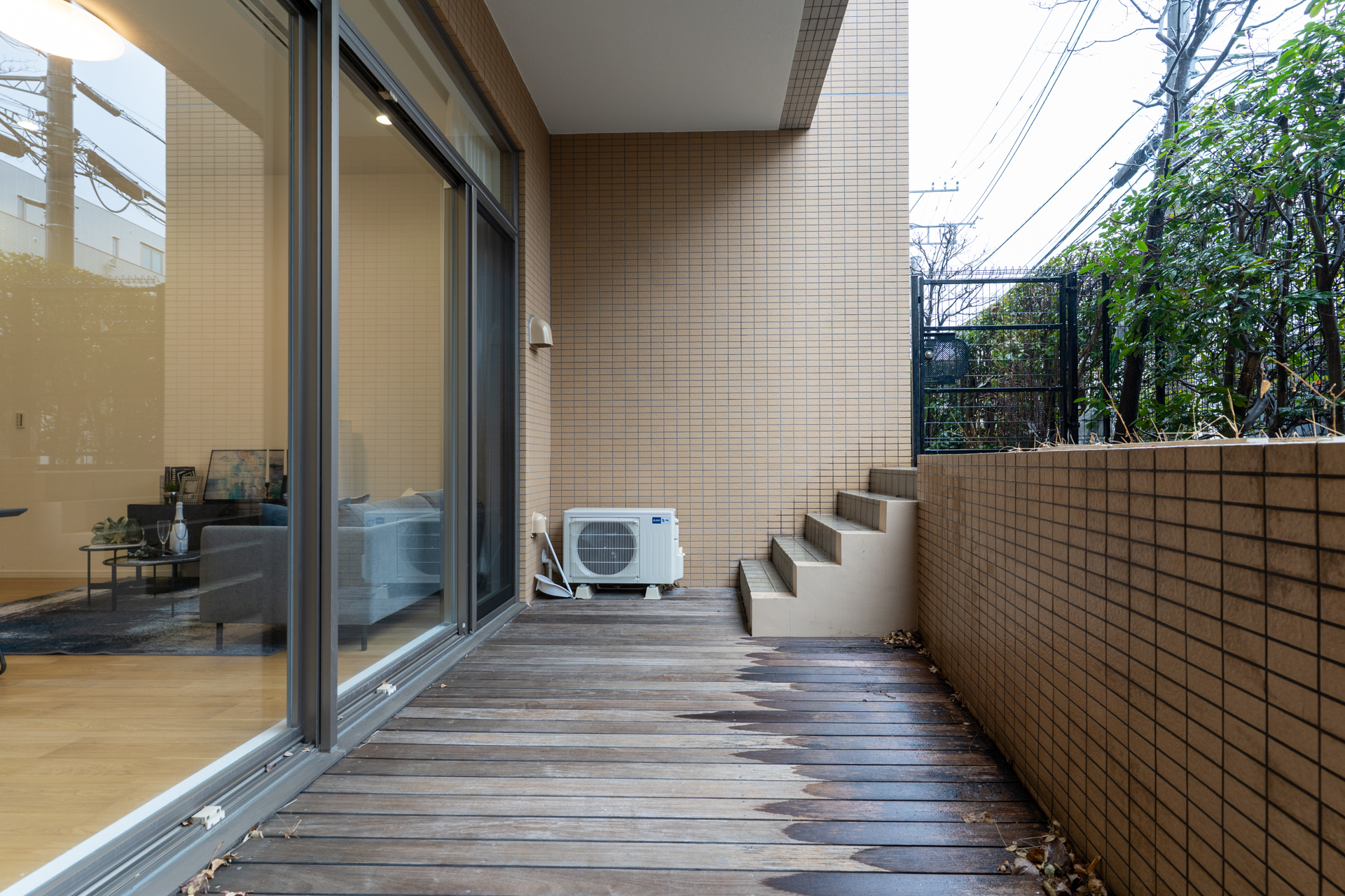 バルコニーから専用庭へは階段で昇降