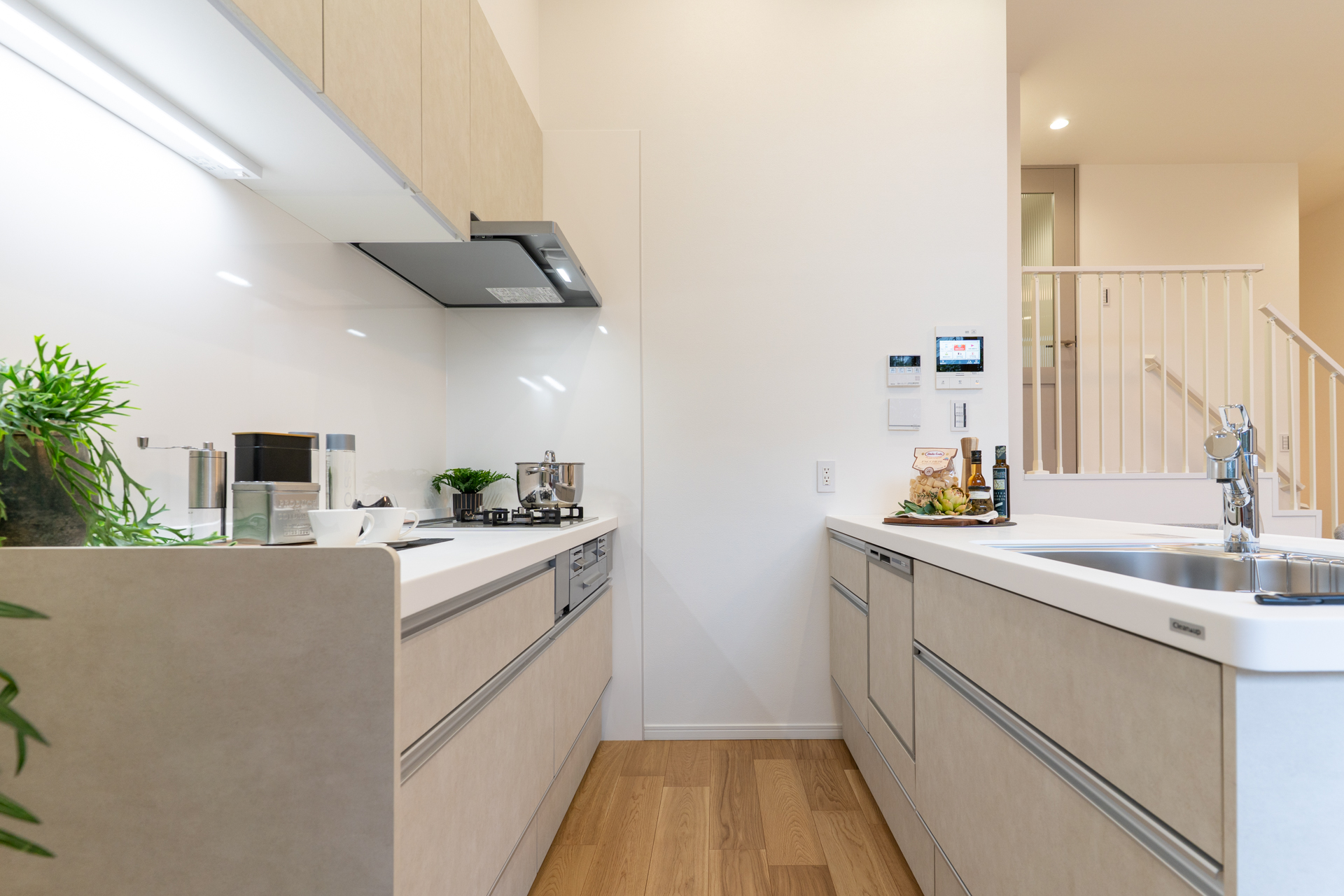 機能的なキッチン横に電子機器のコントローラーが集中