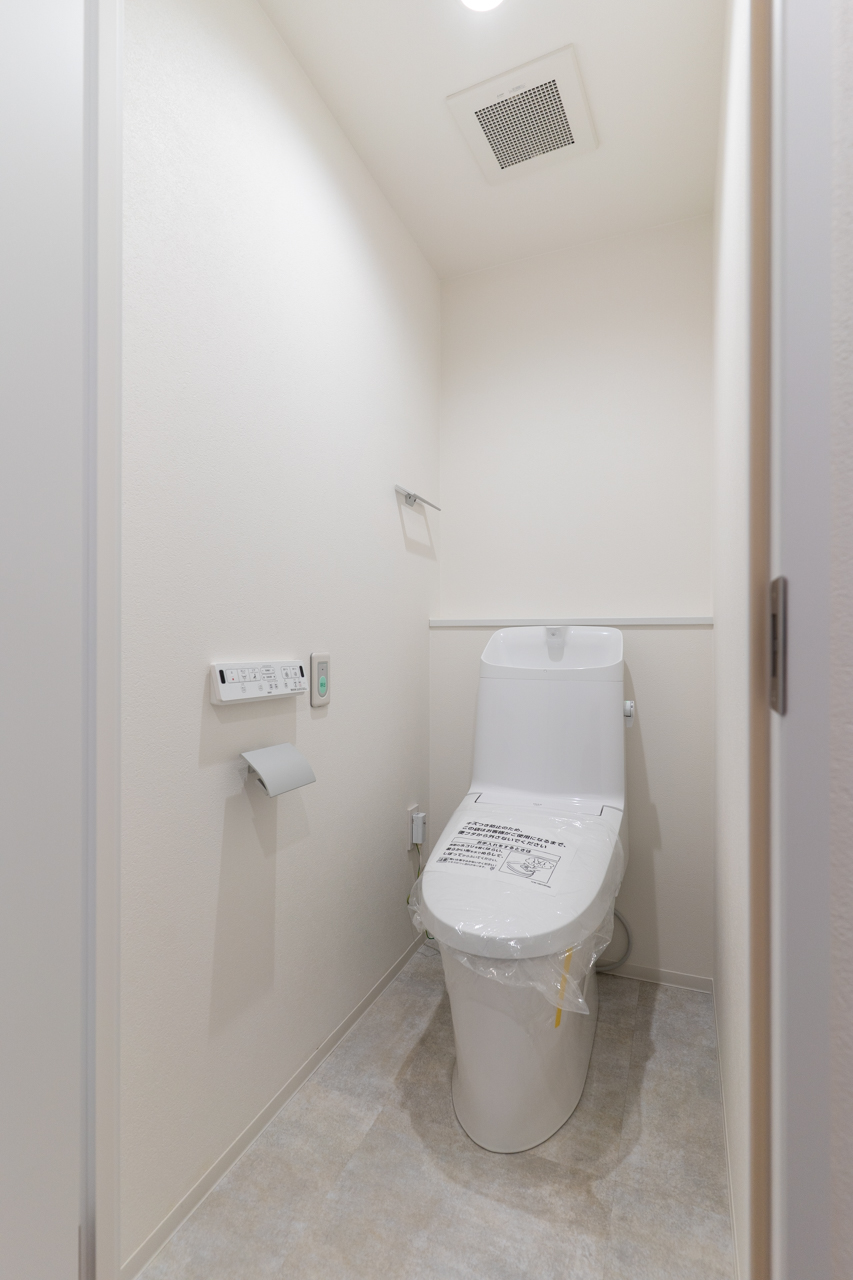 下階側玄関横のトイレ