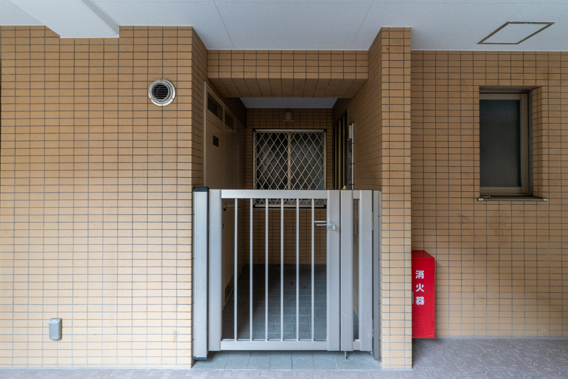 上階側玄関外のポーチ