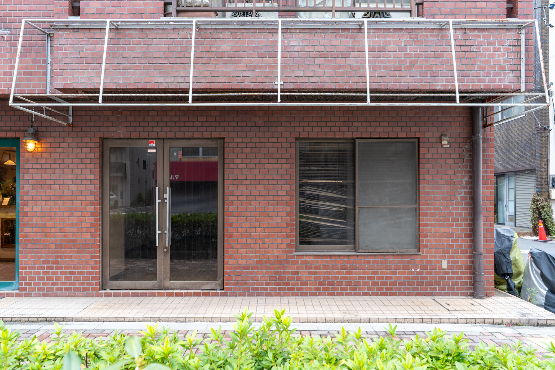 ガラス窓が効いてくる路面