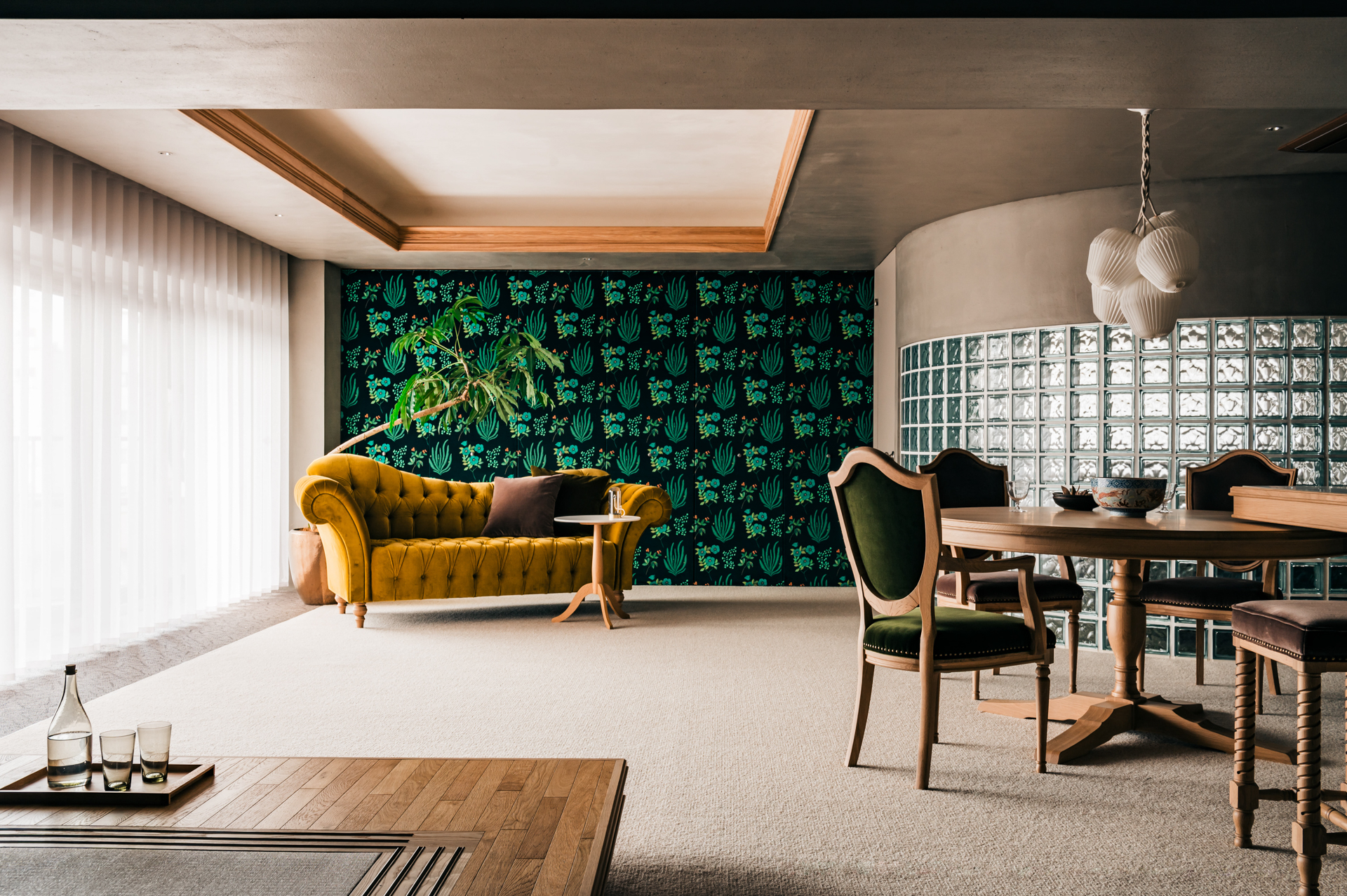 写真中央、リバティプリントの布地の奥にはテレビを隠して置けるスペースが