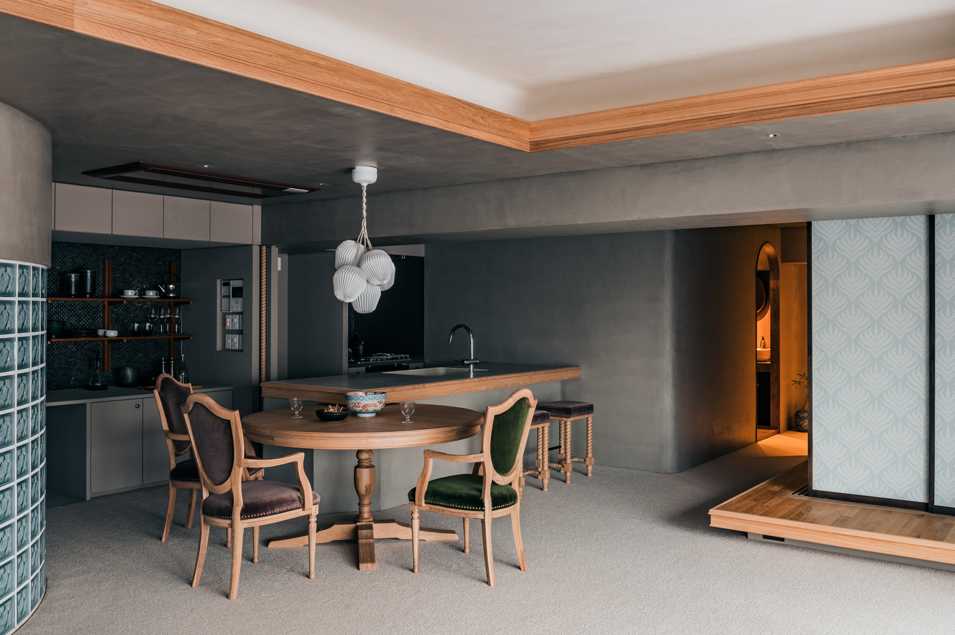 ダイニングテーブルの家具の意匠が、折り上げ天井や和室の框にも踏襲されています