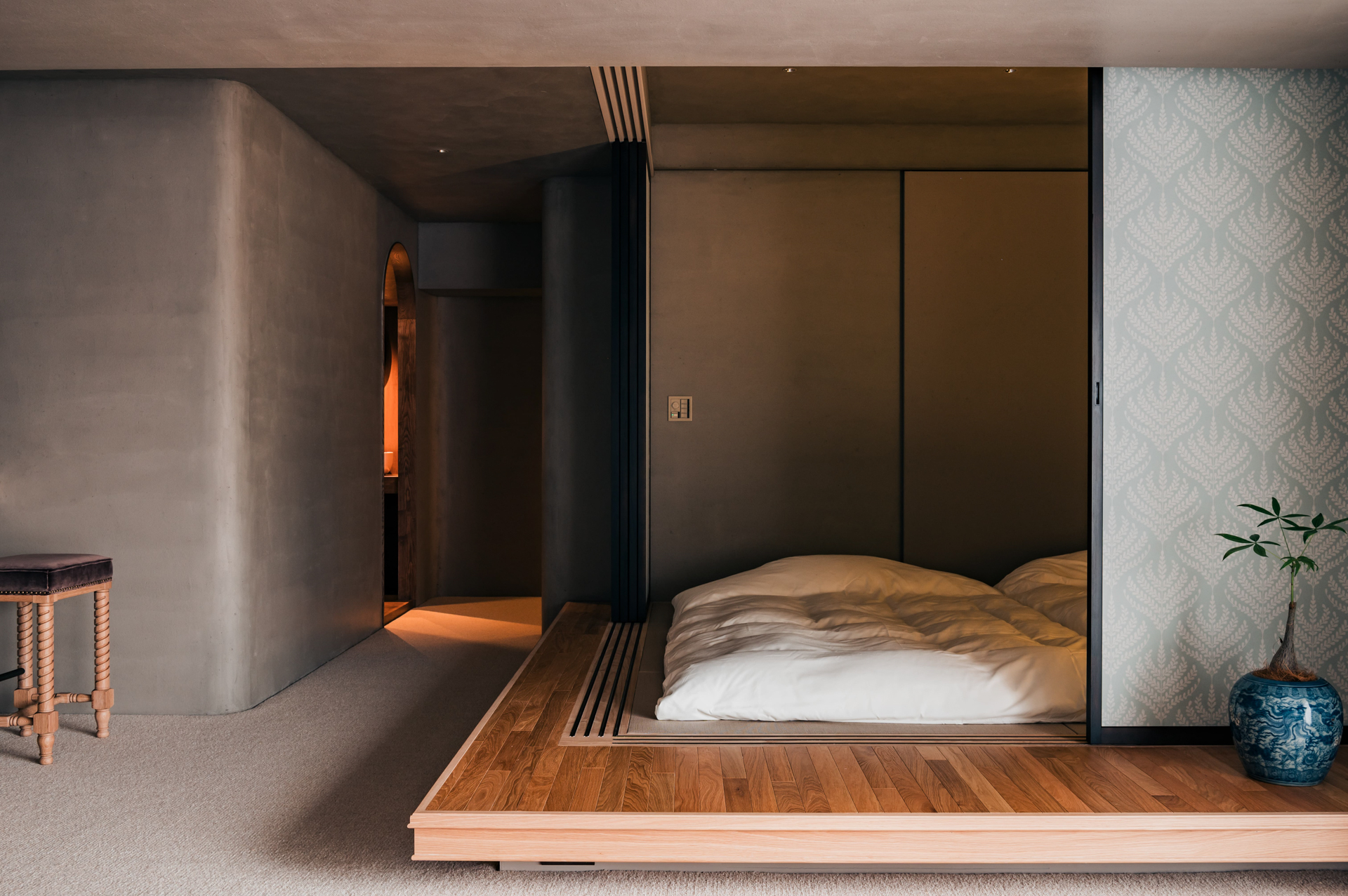 セミオープンな和室は、床を若干上げることで縁側的な空間を生み出しています