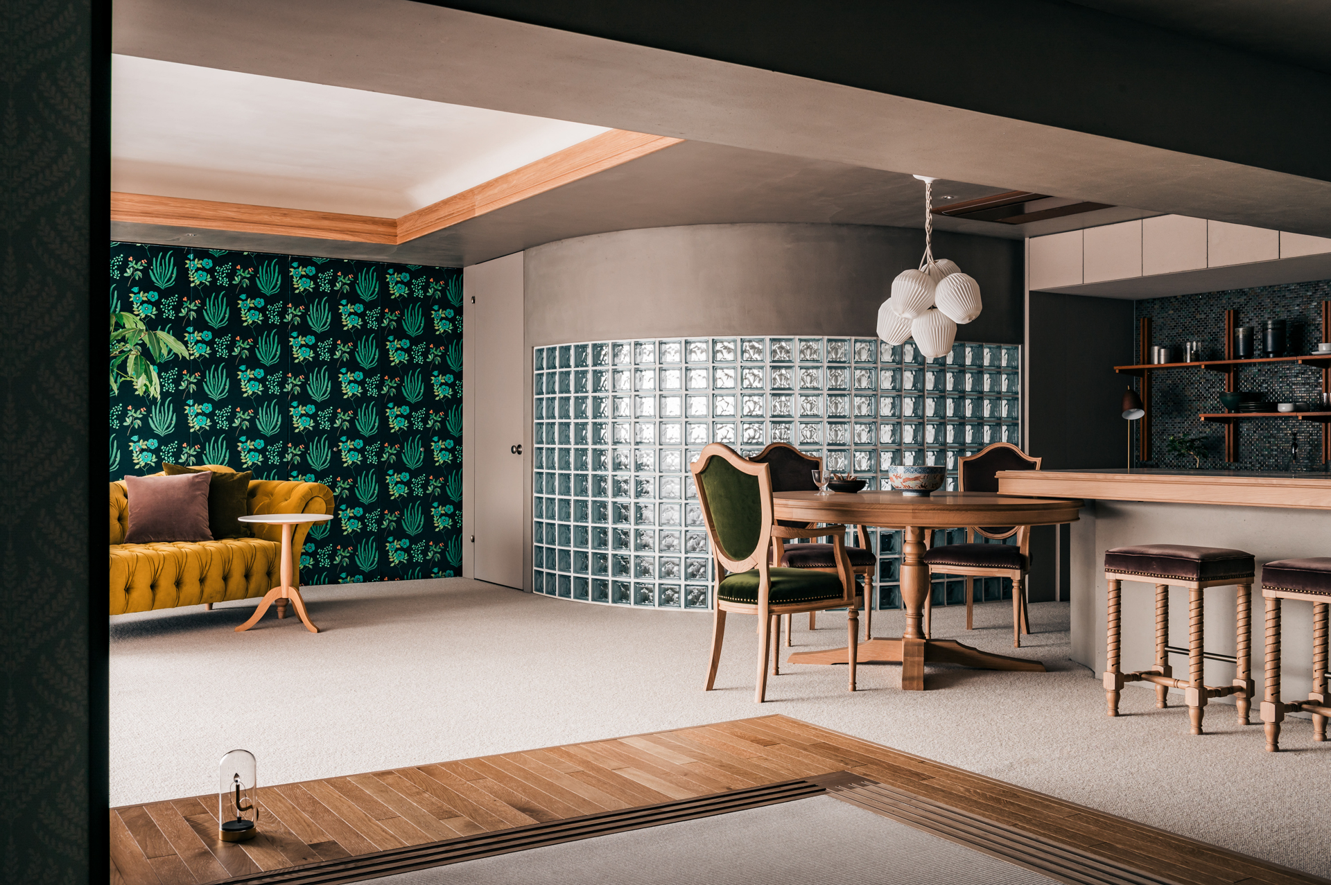 Rがかったガラスブロックは、夜になると寝室の灯りがこぼれて照明器具のようにLDKを照らします