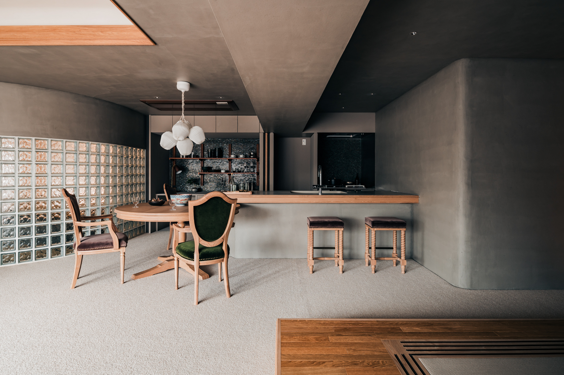 家具のようなキッチンがコミュニケーションの中心的役割を担います