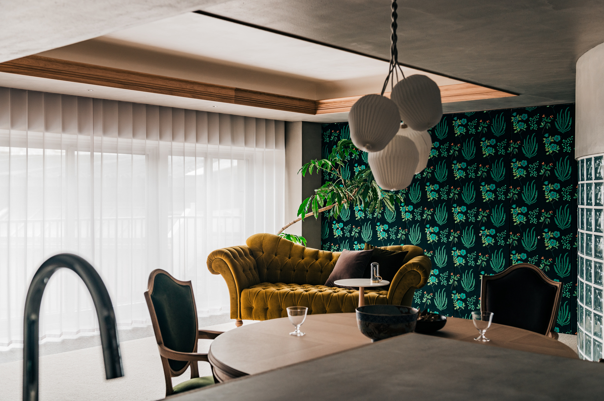 マルニ木工の祖業であるクラシック家具を現代に蘇らせたソファもついてきます