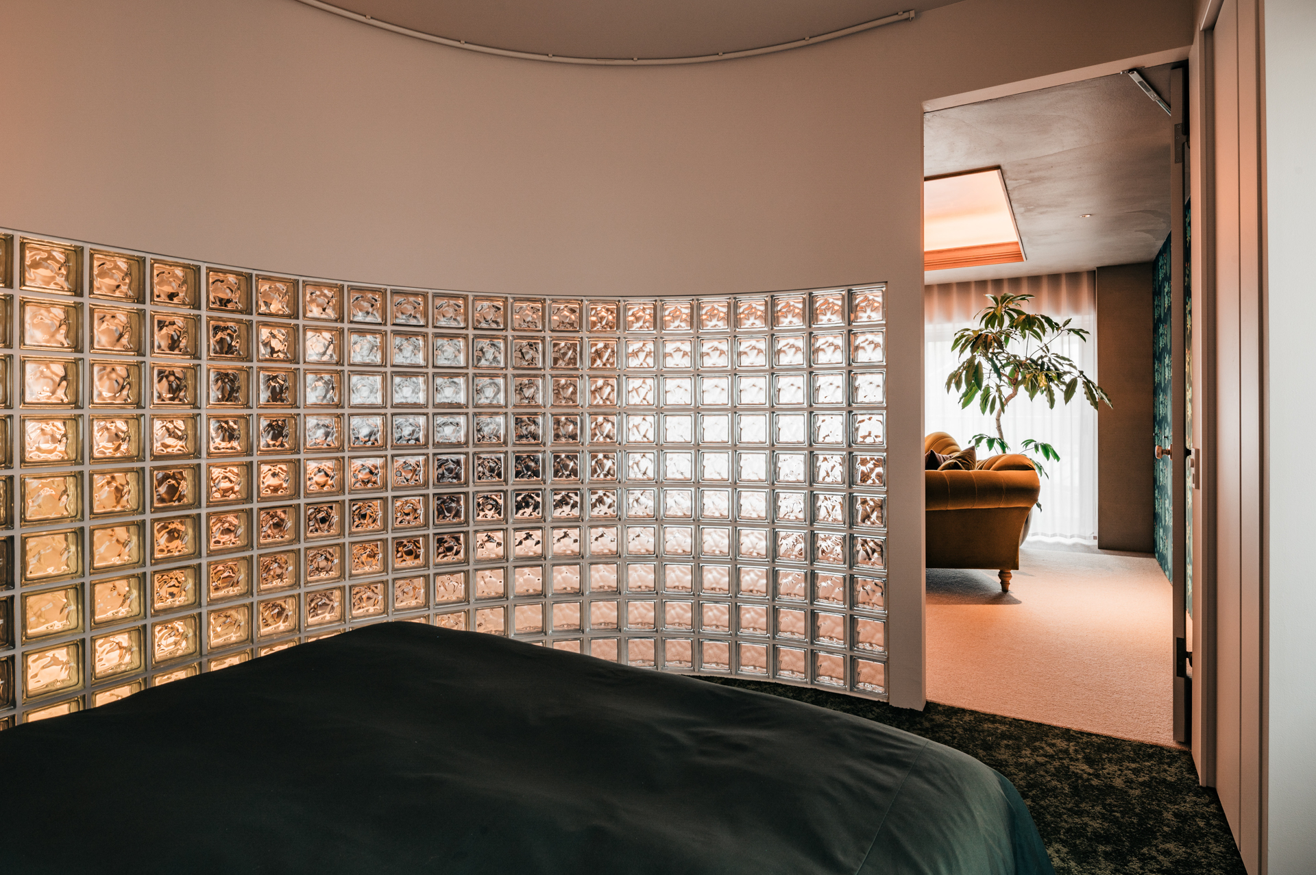 寝室の内側にはRの壁に沿うようにカーテンレールが設置済み