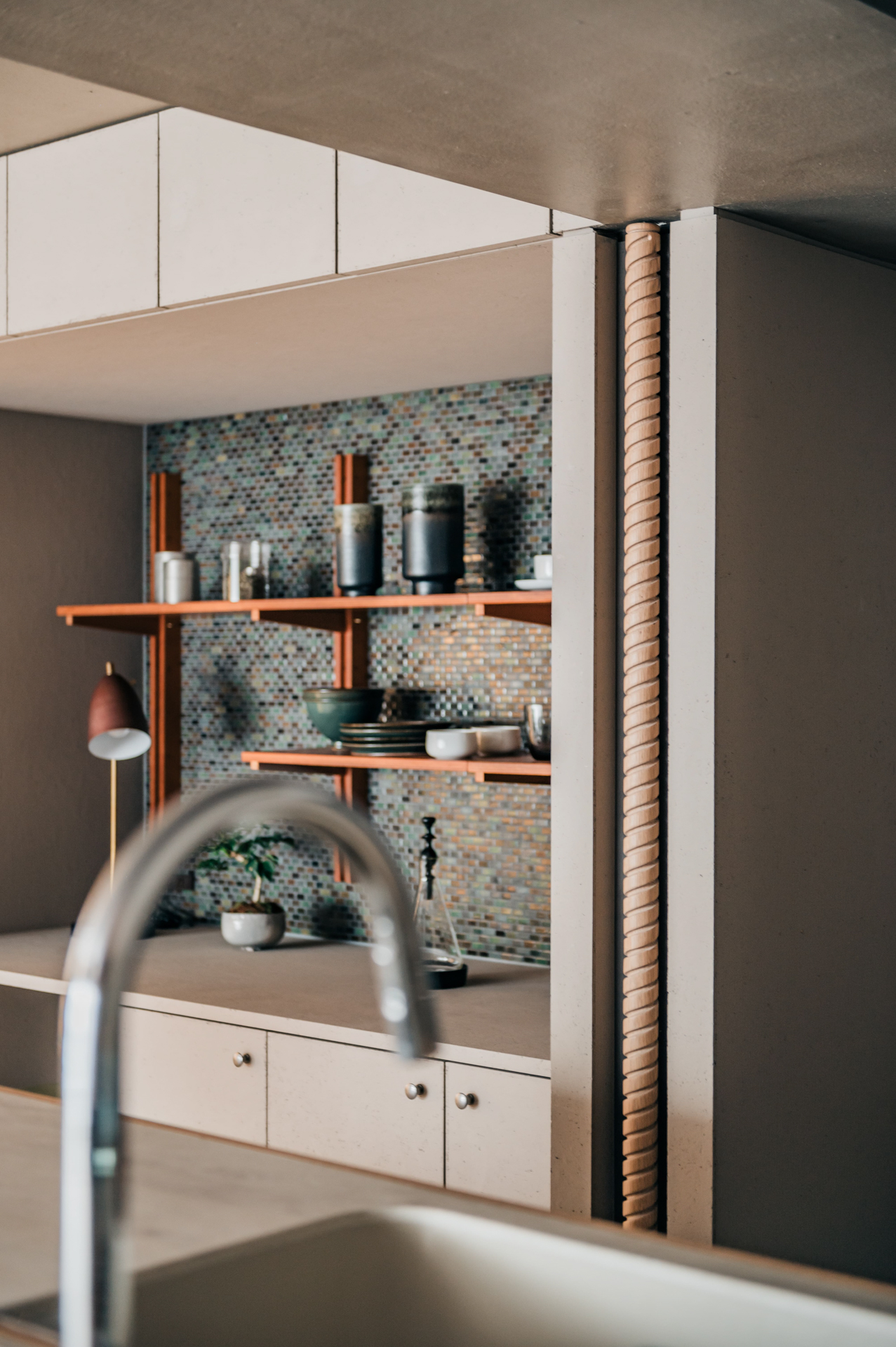 キッチンと冷蔵庫置場の間には、スツールの脚と同じ意匠が