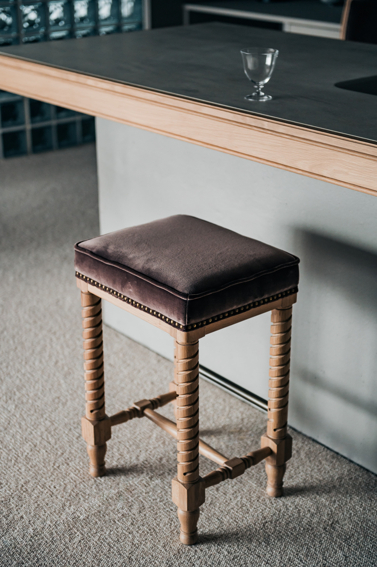 この部屋のために高さを調整して作られたスツール