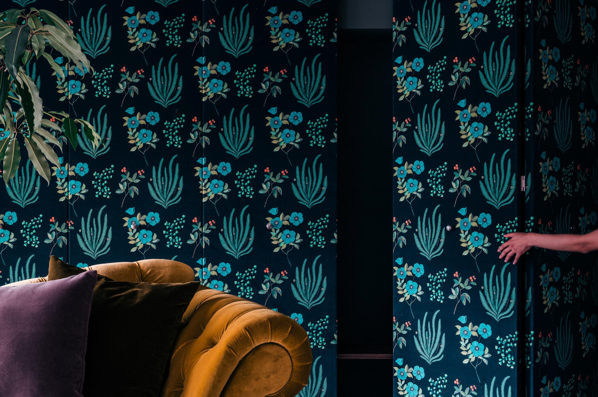 リバティプリントの折戸の奥にはテレビスペース