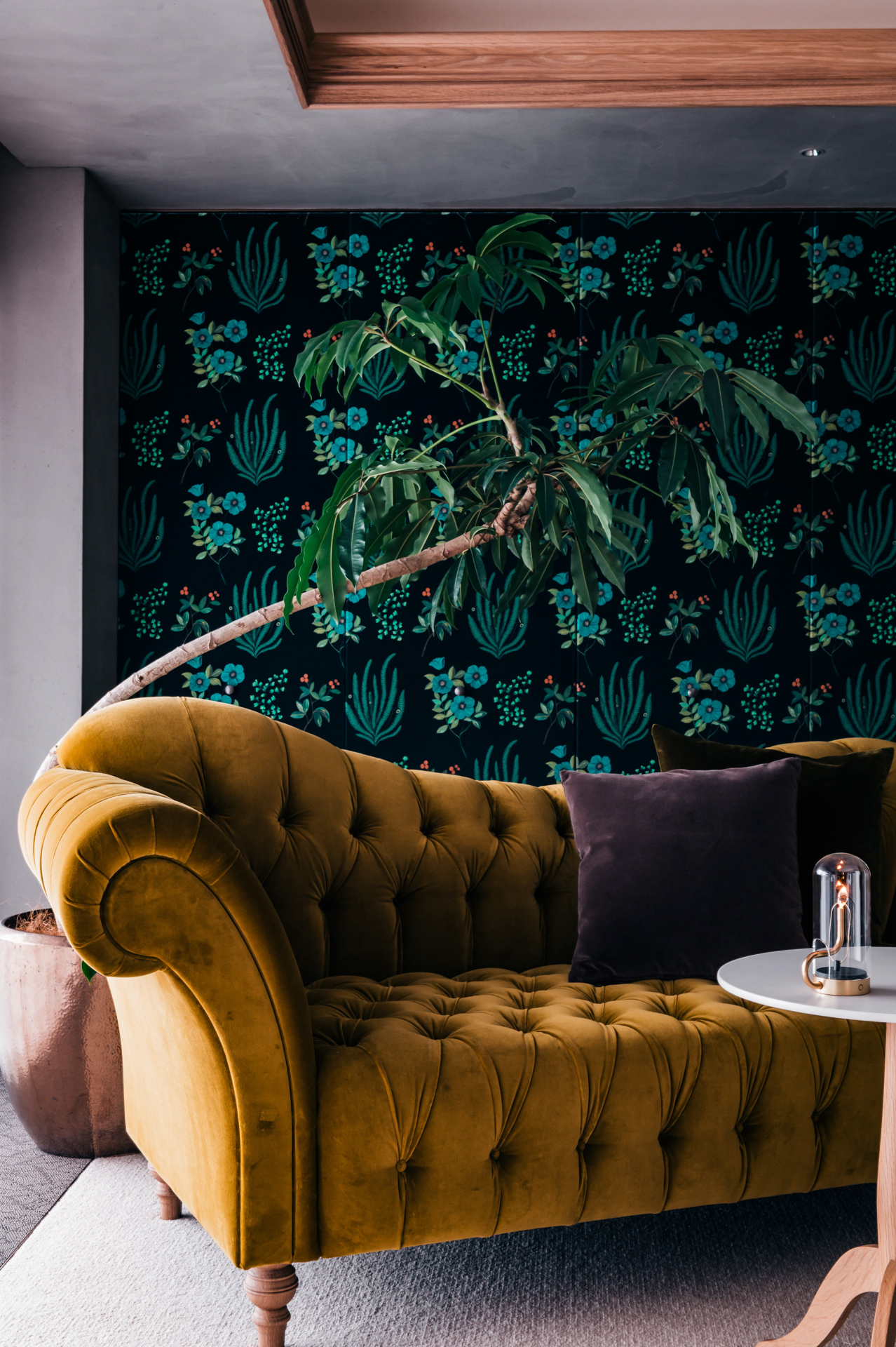 リバティプリントの折戸の奥にはテレビスペース