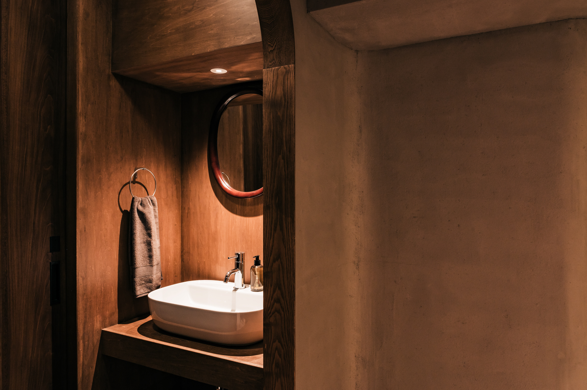 ブラウンでまとめたホテルライクな洗面スペース