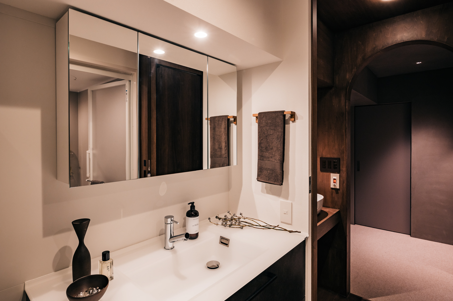 洗面台を2箇所用意することで、パブリックとプライベートの切り分けが可能