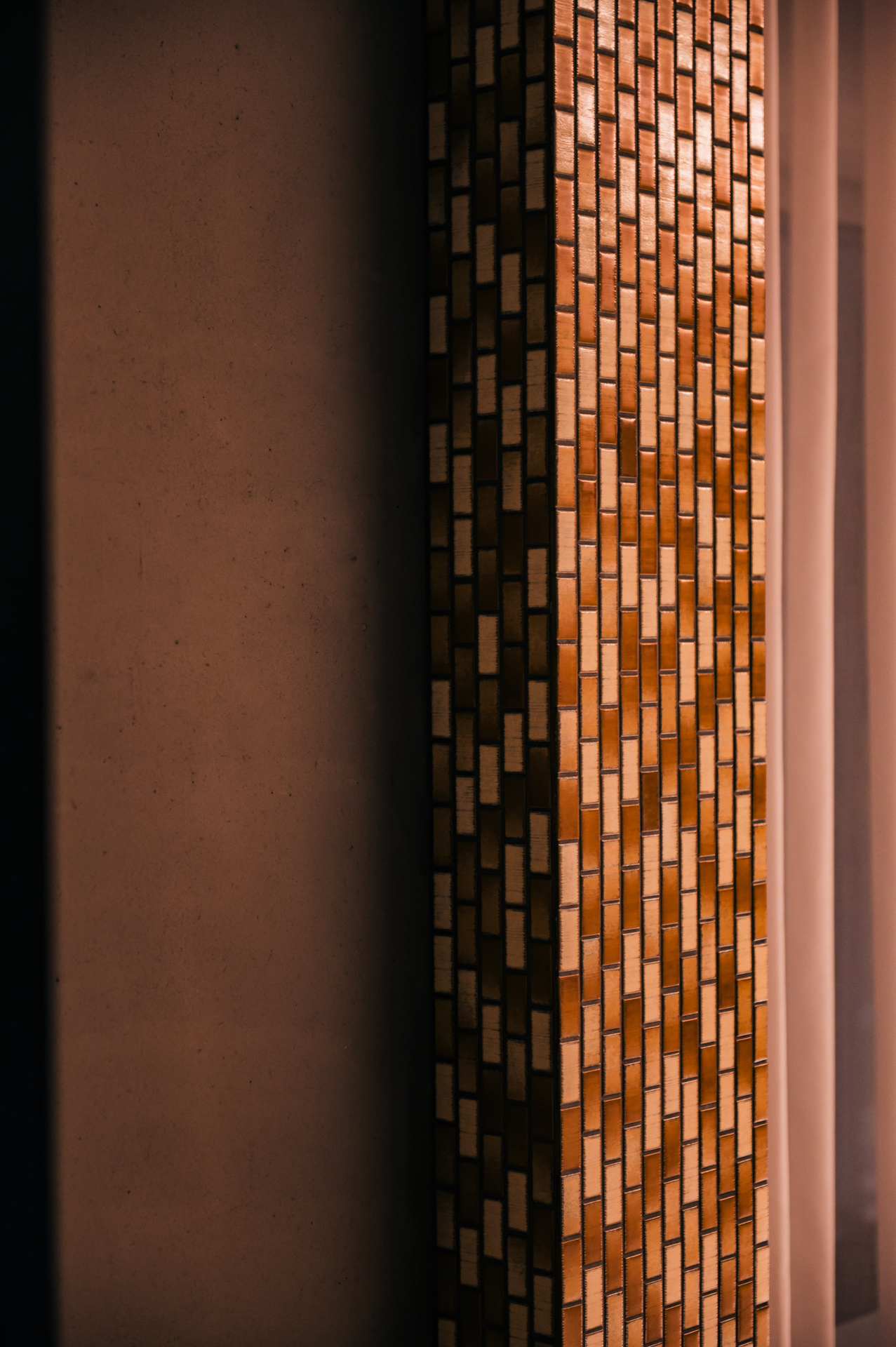 外観のタイルを室内に取り込む試みも