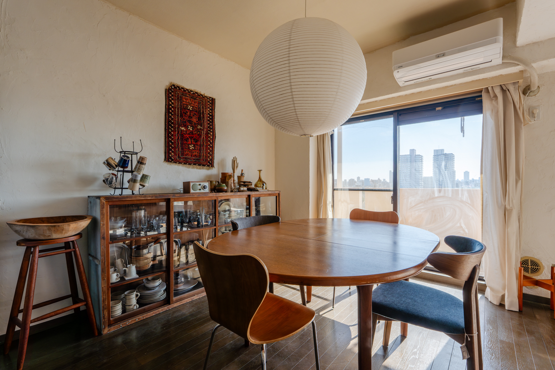 インテリアで空間を自分らしく彩る好例です（※写真の家具はすべて撤去されます）