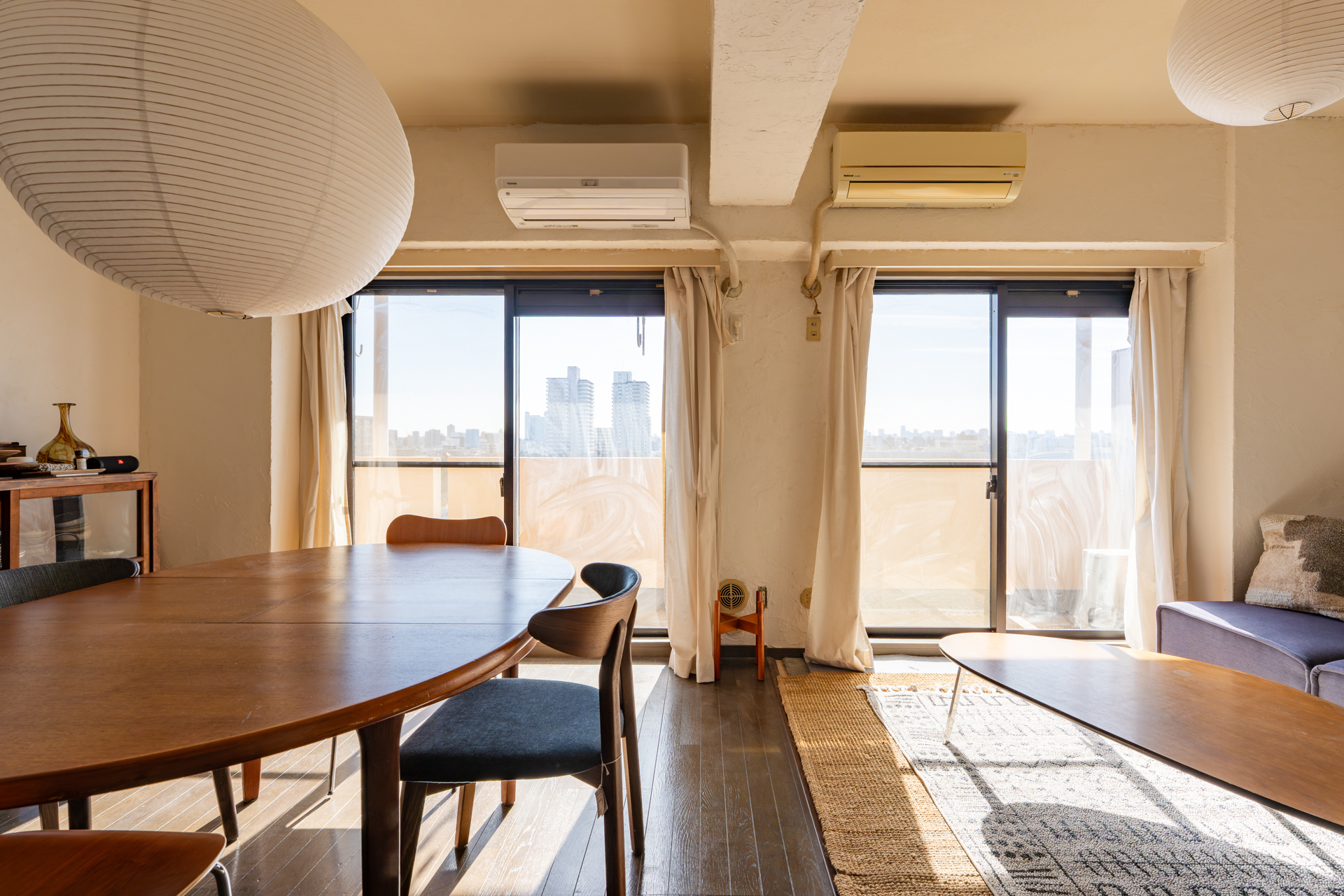 明るすぎるくらい明るい、家中が縁側のようなリビング