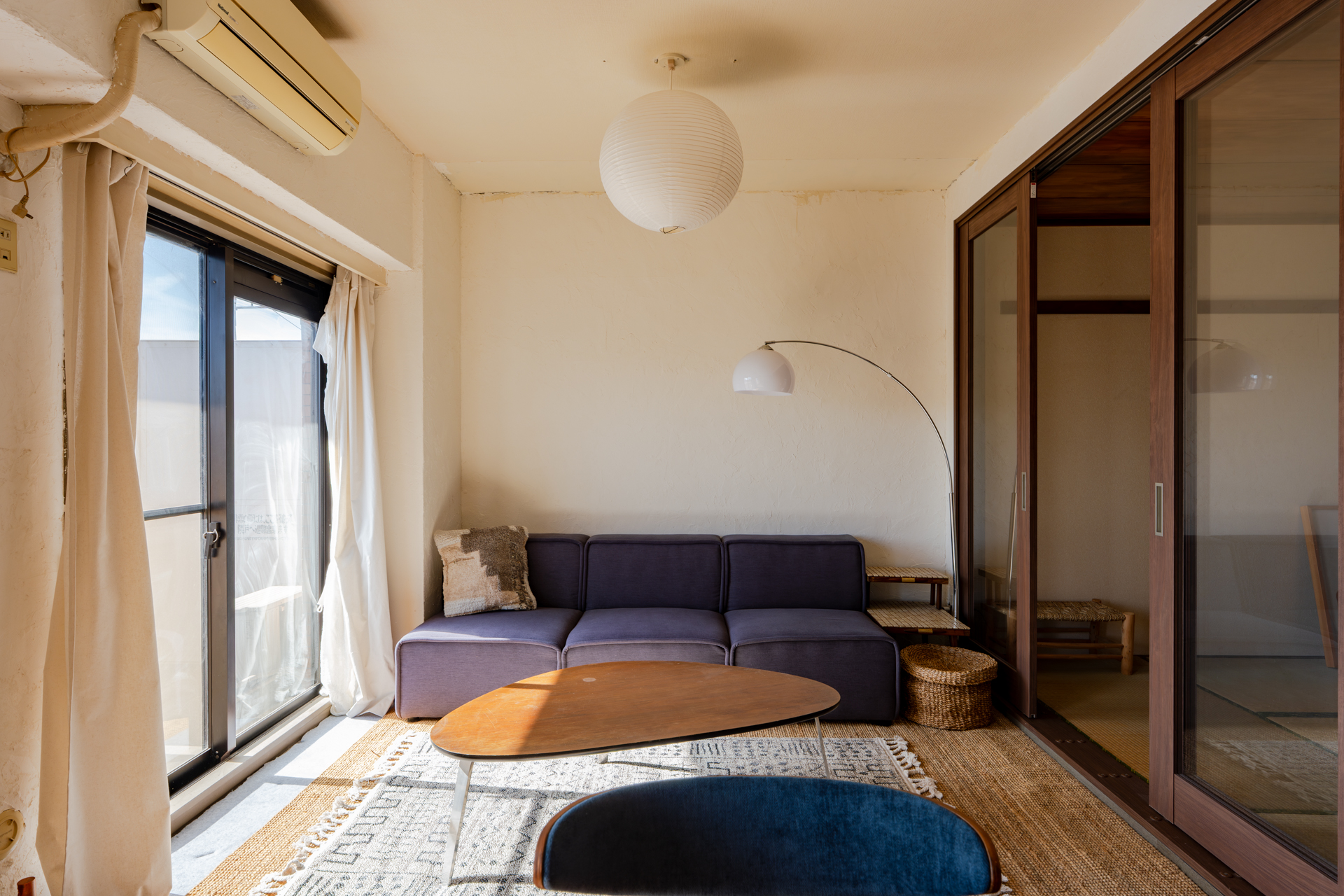 こちらの床は床下地の上にラグを敷いただけなので改装が必要です