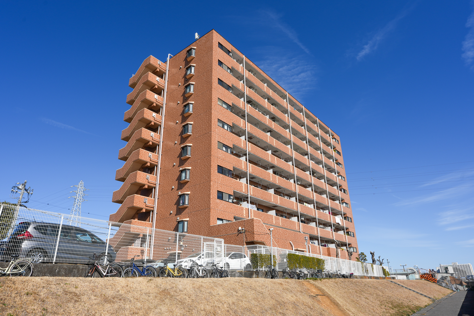 両側を川に挟まれた水辺好きにはたまらないロケーション