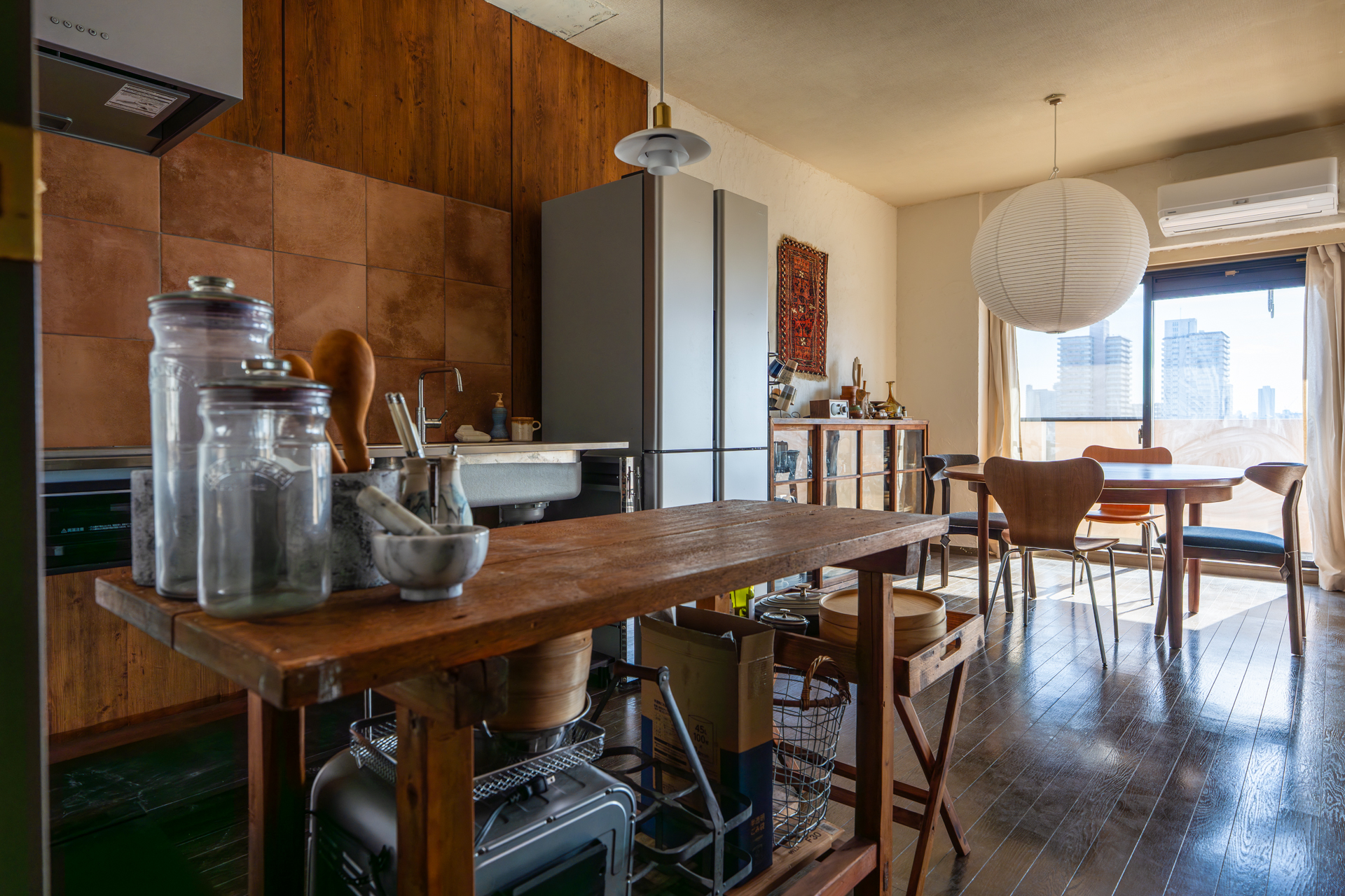 キッチンの調理台スペースが狭めなので、カウンターを置いて調理スペースを確保