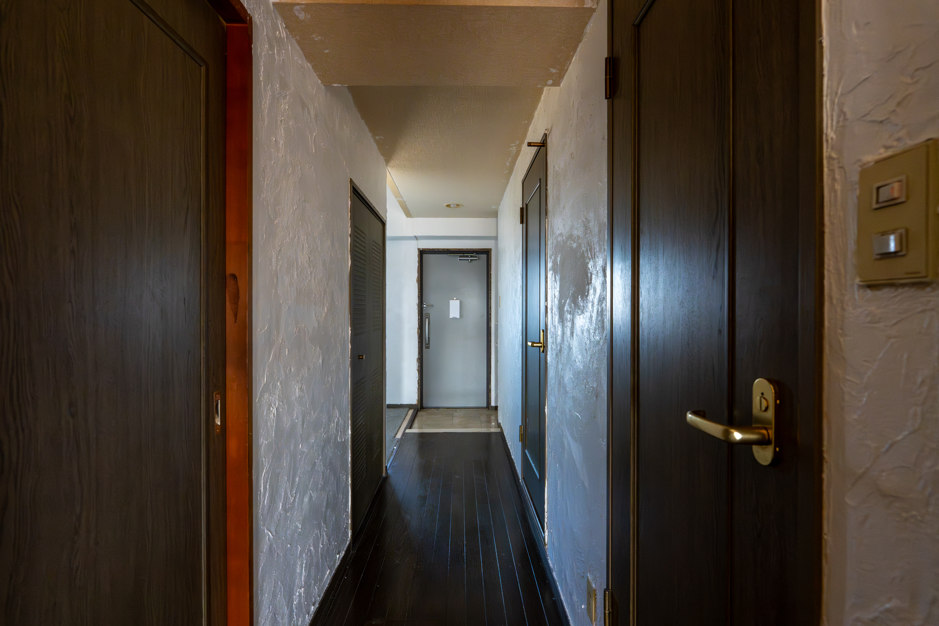 DIY感満載の廊下。壁の塗装がはみ出しまくっているのは御愛嬌