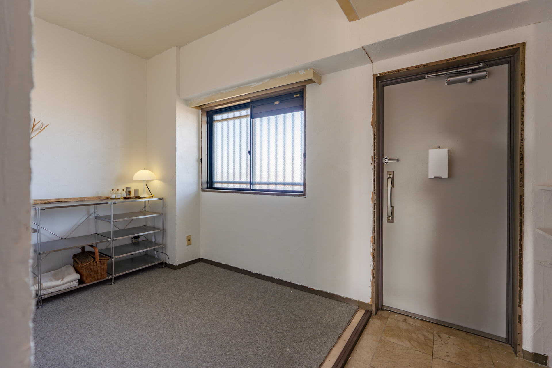 玄関入ってすぐの洋室の壁は撤去され、アトリエスペースに