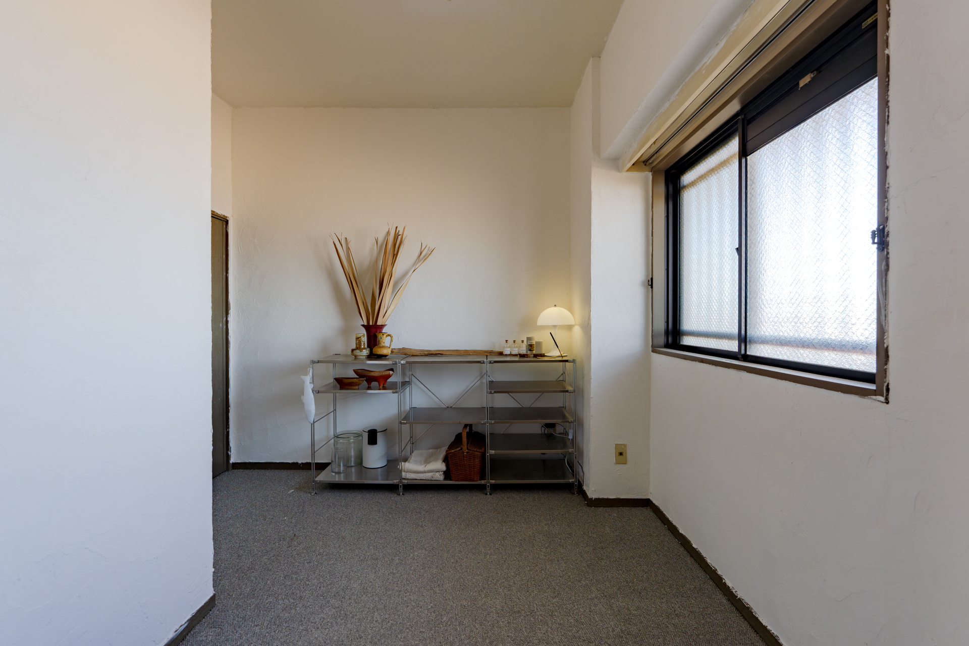 玄関入ってすぐの洋室の壁は撤去され、アトリエスペースに