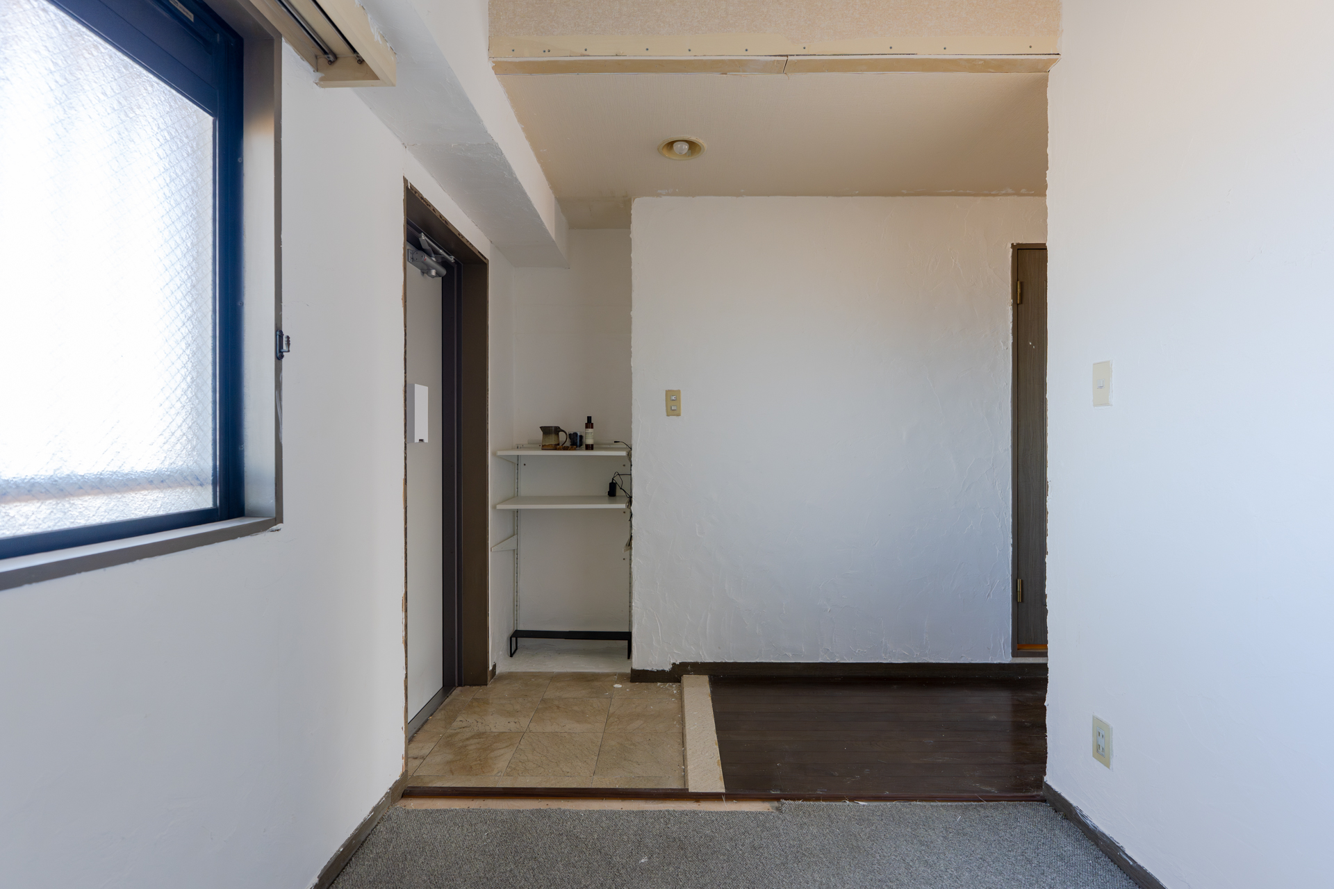 玄関入ってすぐの洋室の壁は撤去され、アトリエスペースに