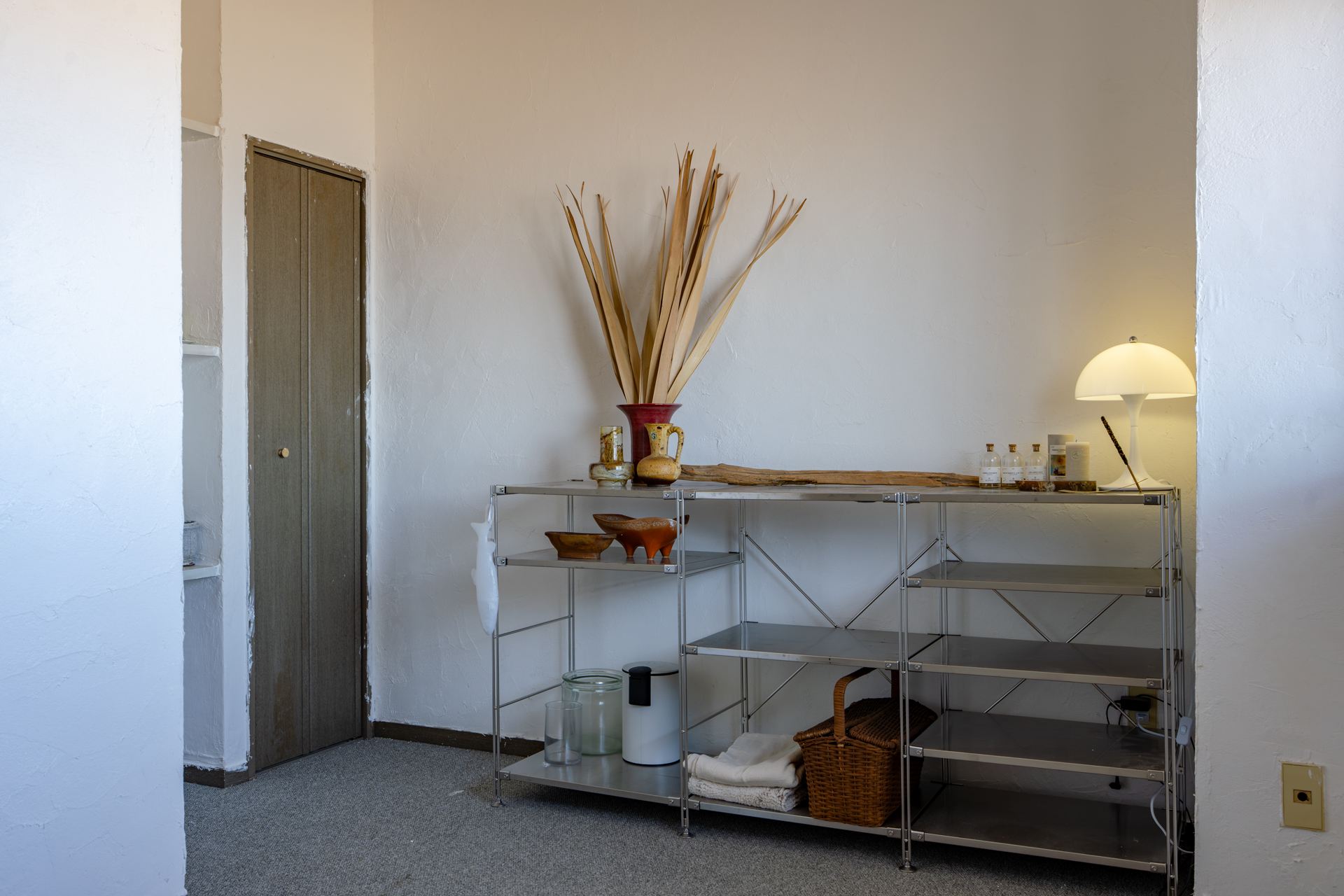 玄関入ってすぐの洋室の壁は撤去され、アトリエスペースに