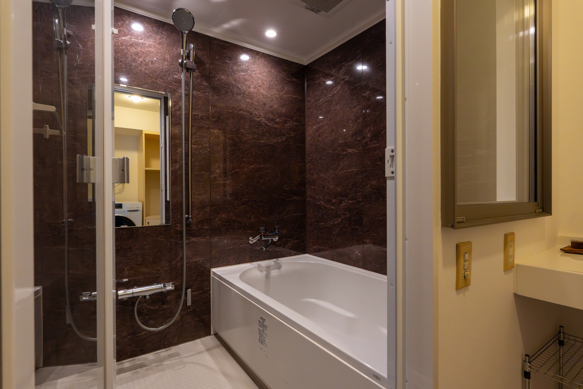 ユニットバスと洗面台の間の壁はガラスになっていて開放感あります